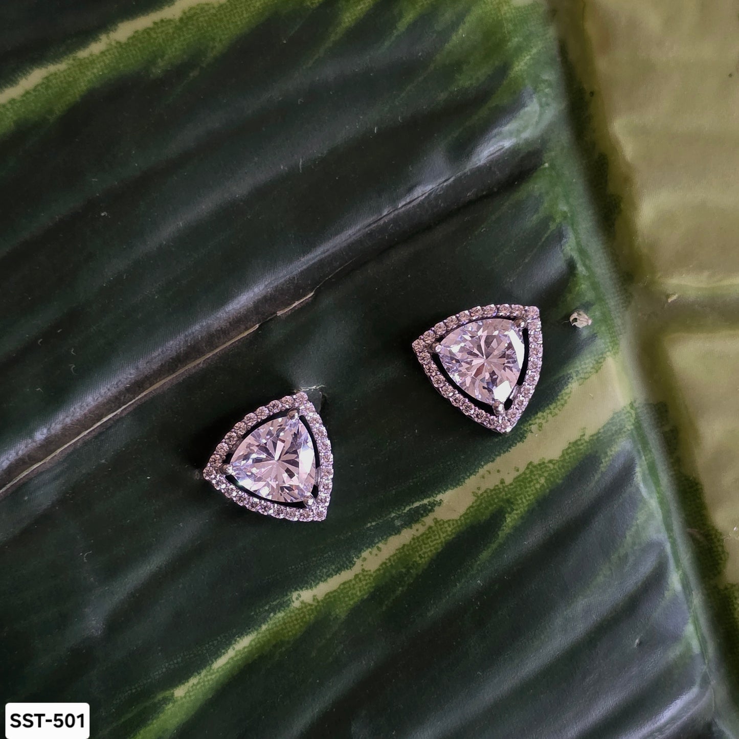 SST 501 | TRIANGLE STUD EARRINGS WITH BRILLIANT STONES