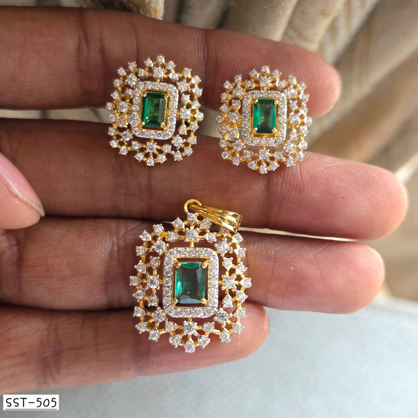 SST 505 | EMERALD DIAMOND PENDANT AND EARRINGS