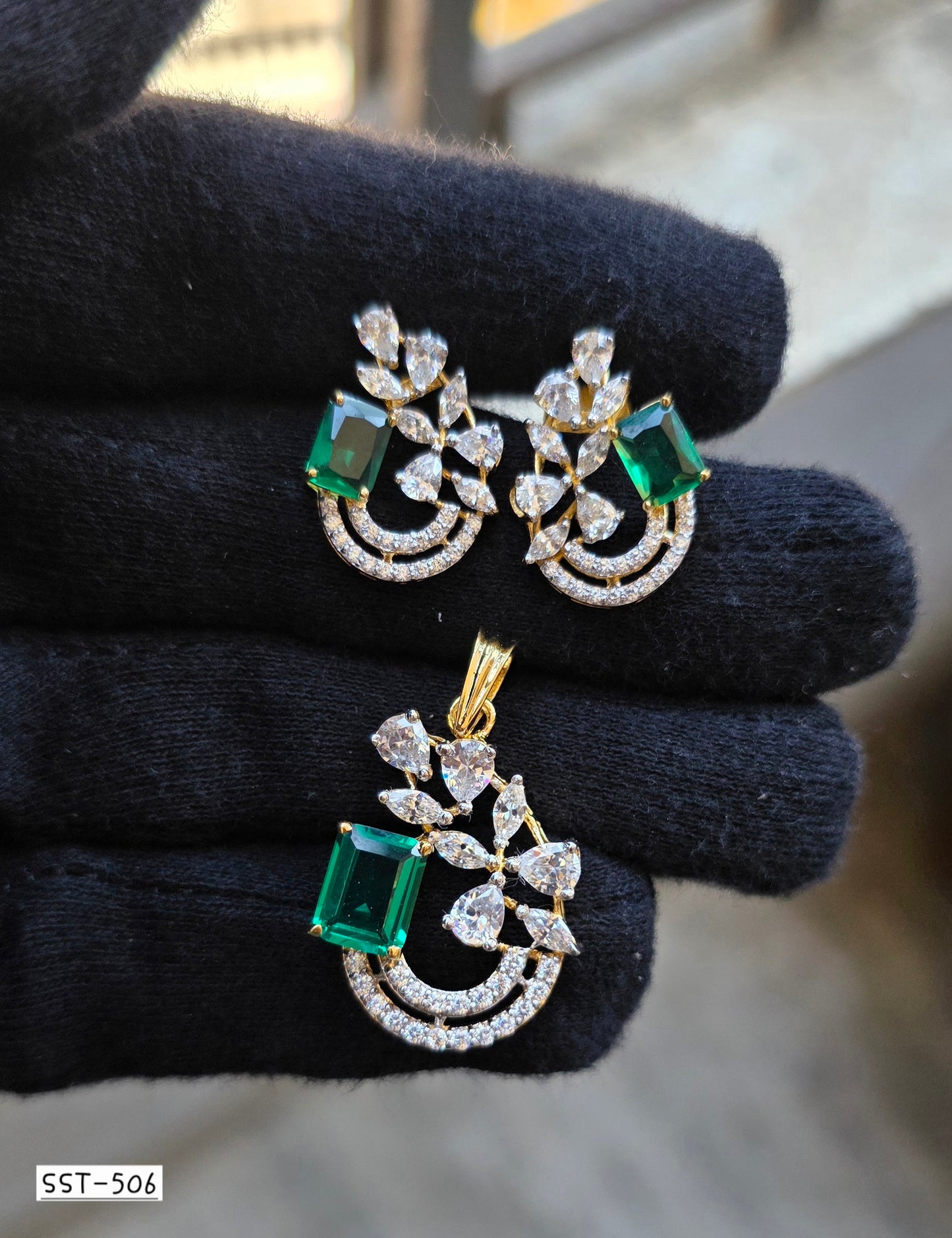 SST 506 | EMERALD AND DIAMOND FLORAL PENDANT SET