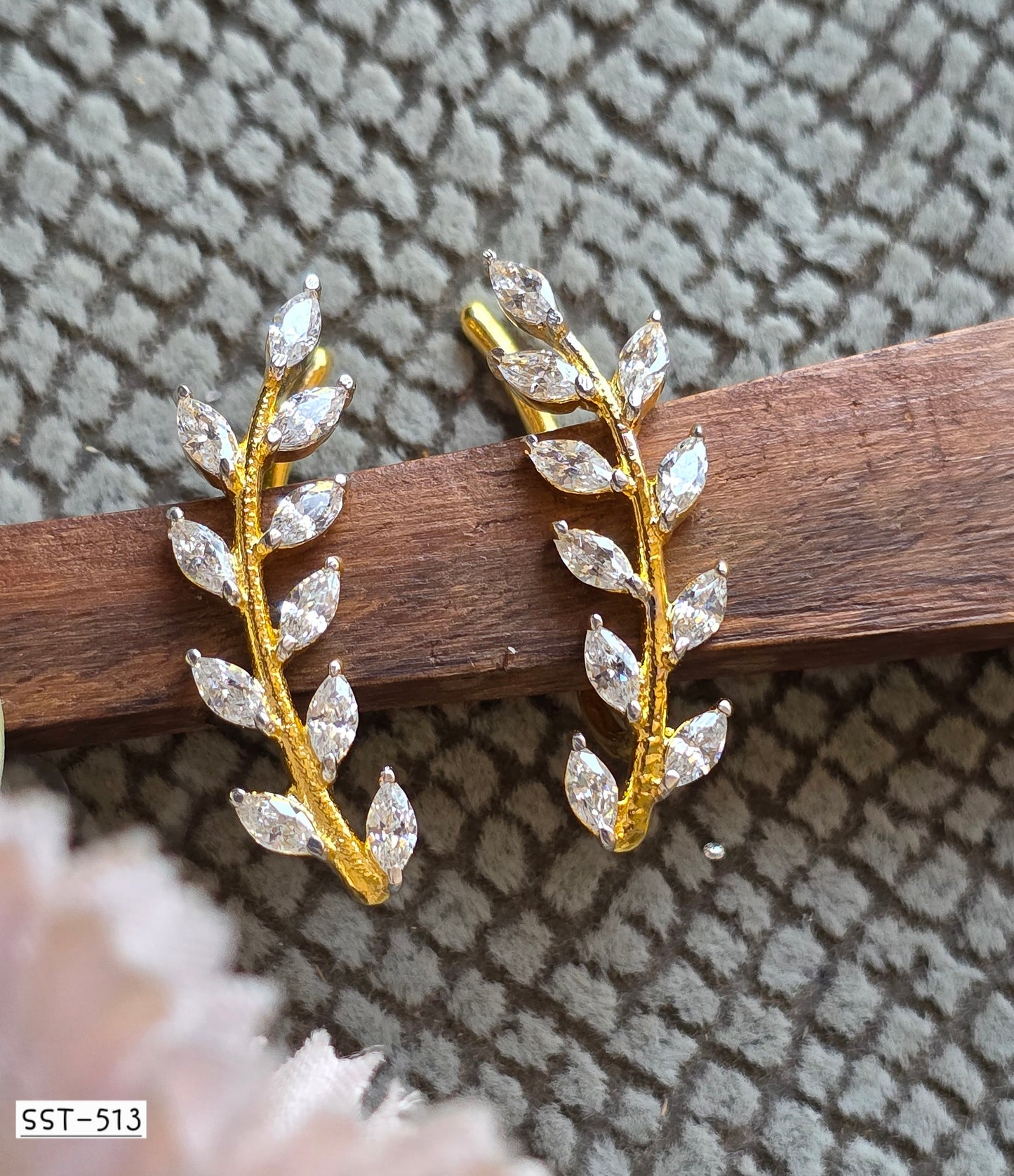 SST 513 | SHIMMERING LEAF DIAMOND EARRINGS