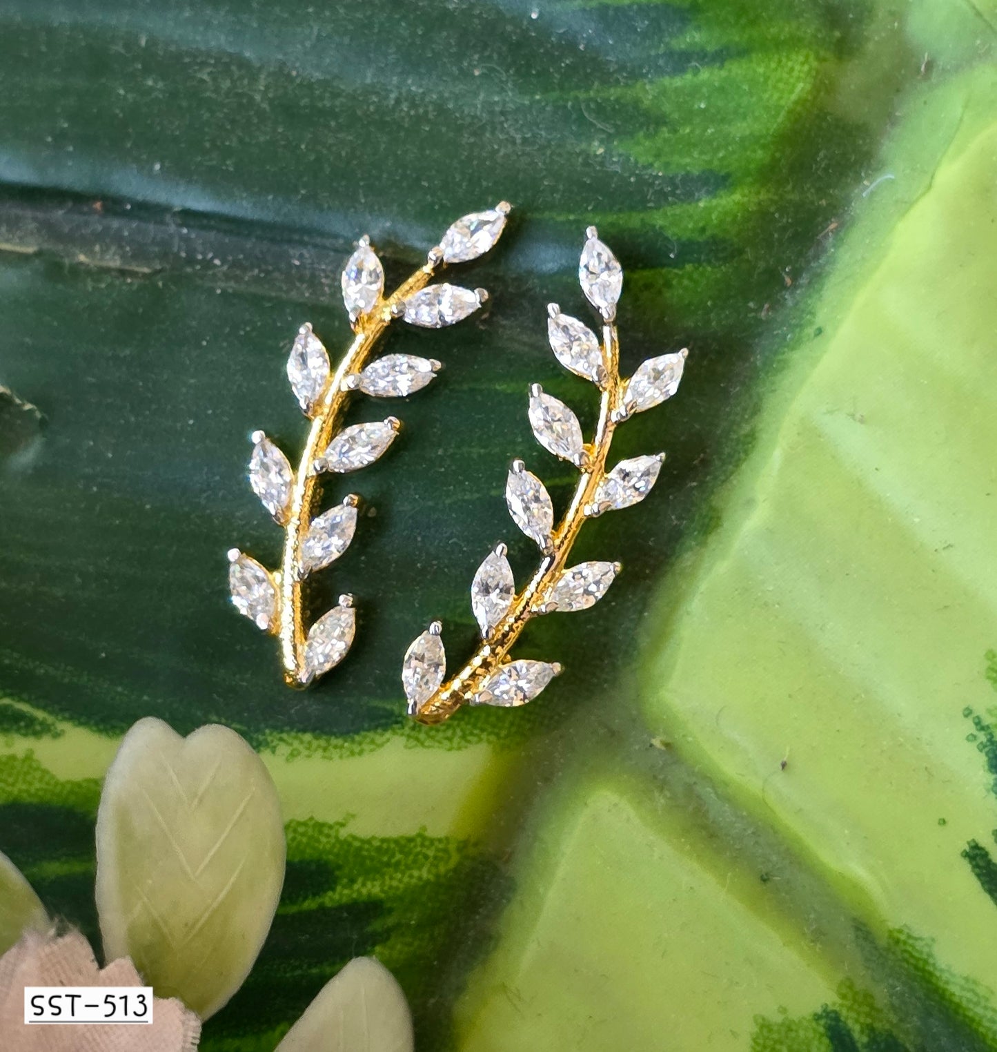 SST 513 | SHIMMERING LEAF DIAMOND EARRINGS