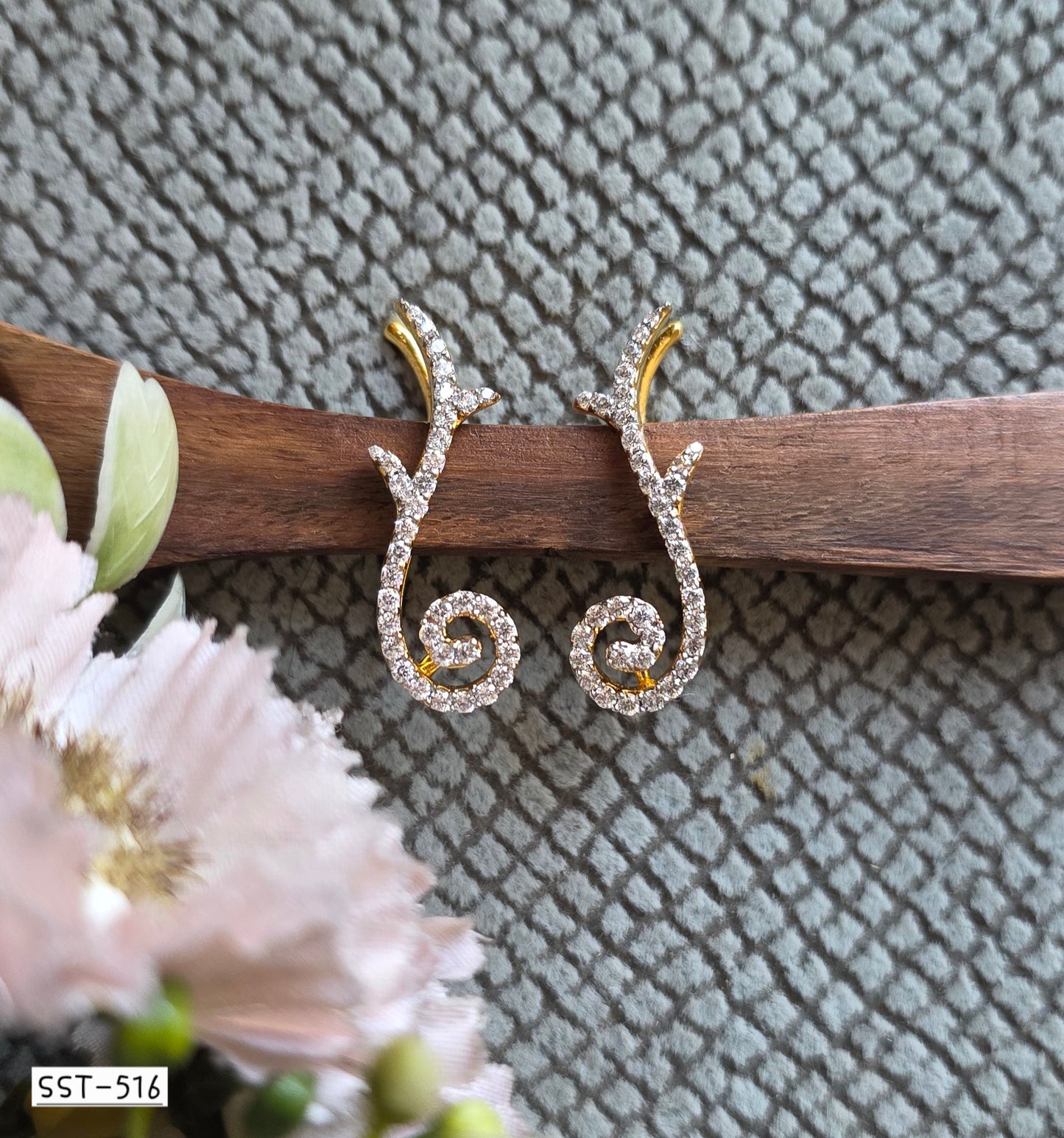 SST 516 | SWIRLING VINE CUFF EARRINGS