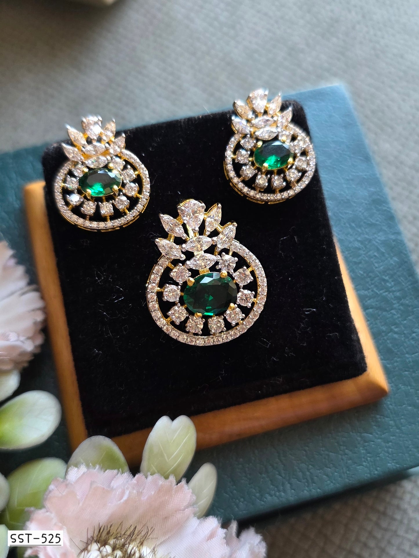 SST 525 | EMERALD HARMONY PENDANT AND EARRING SET