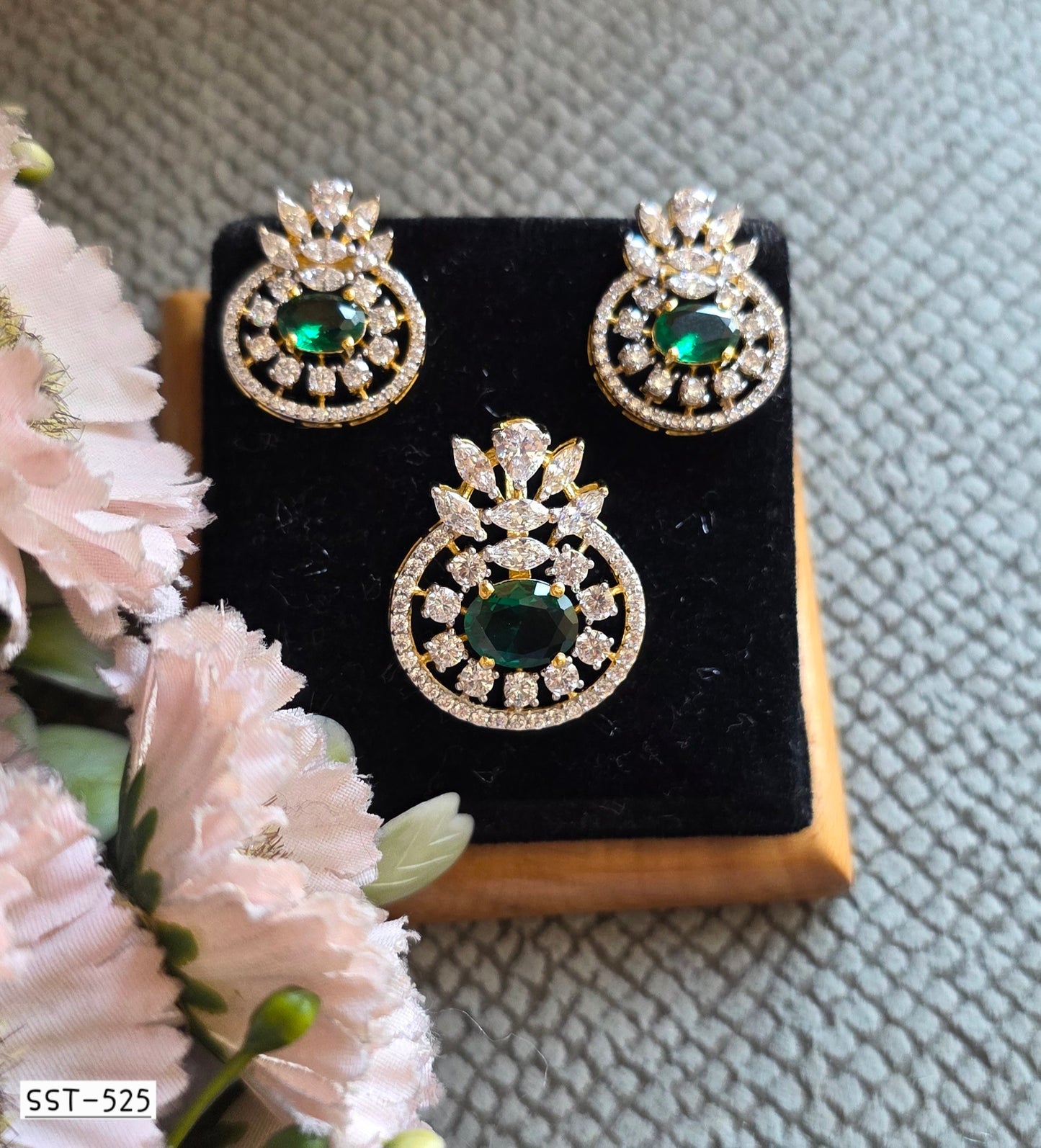 SST 525 | EMERALD HARMONY PENDANT AND EARRING SET