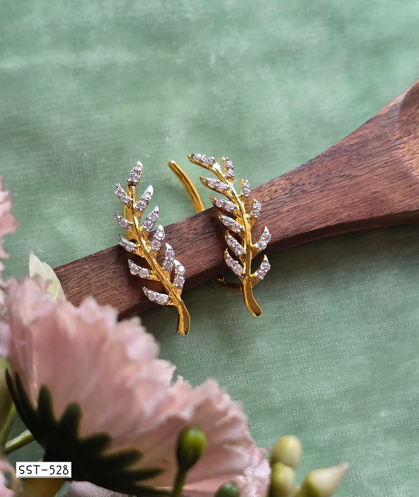 SST 528 | LEAFY DIAMOND EARCUFF