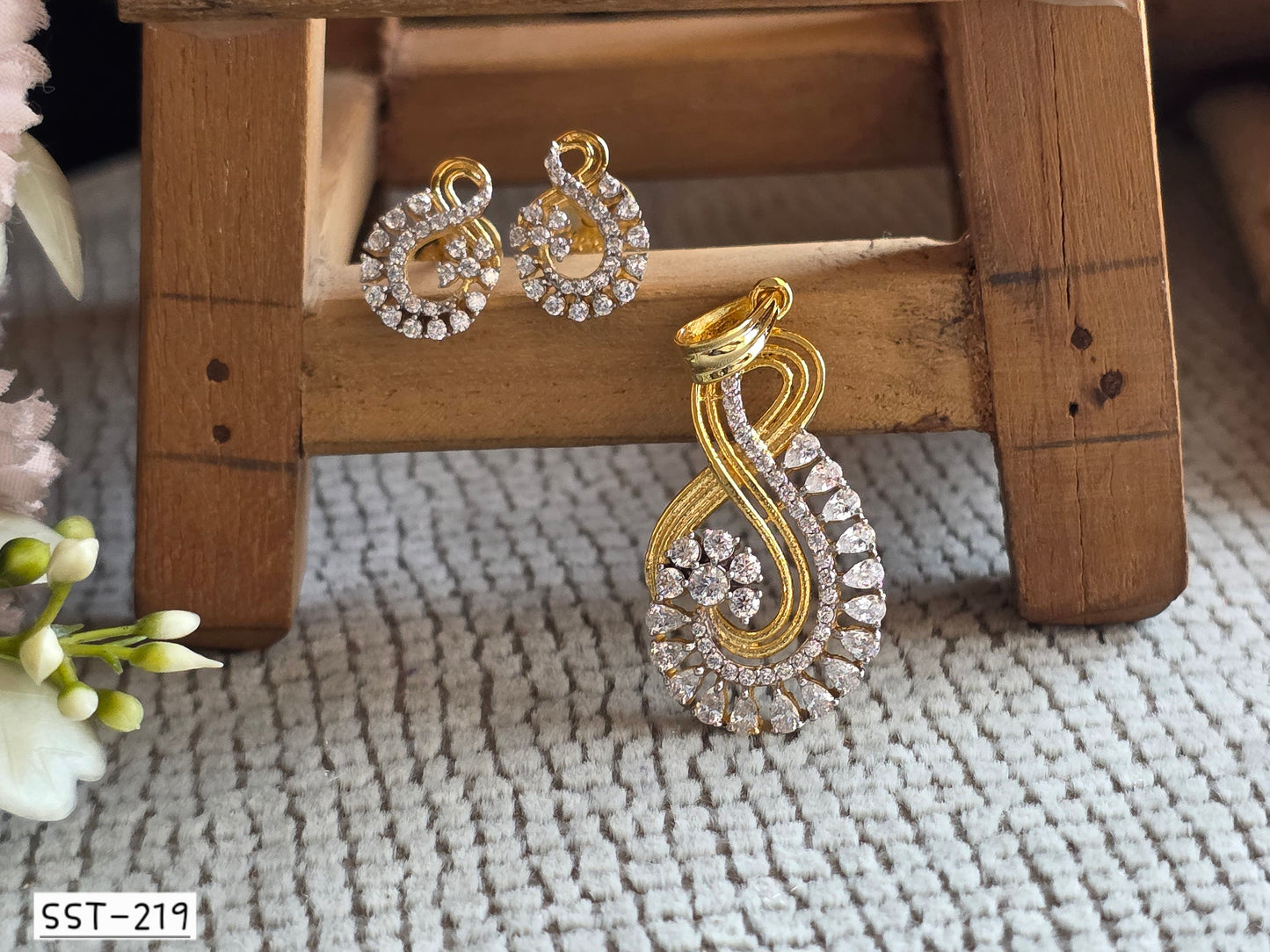 SST 219 | INFINITY DESIGNED PENDANT AND EARRING SET