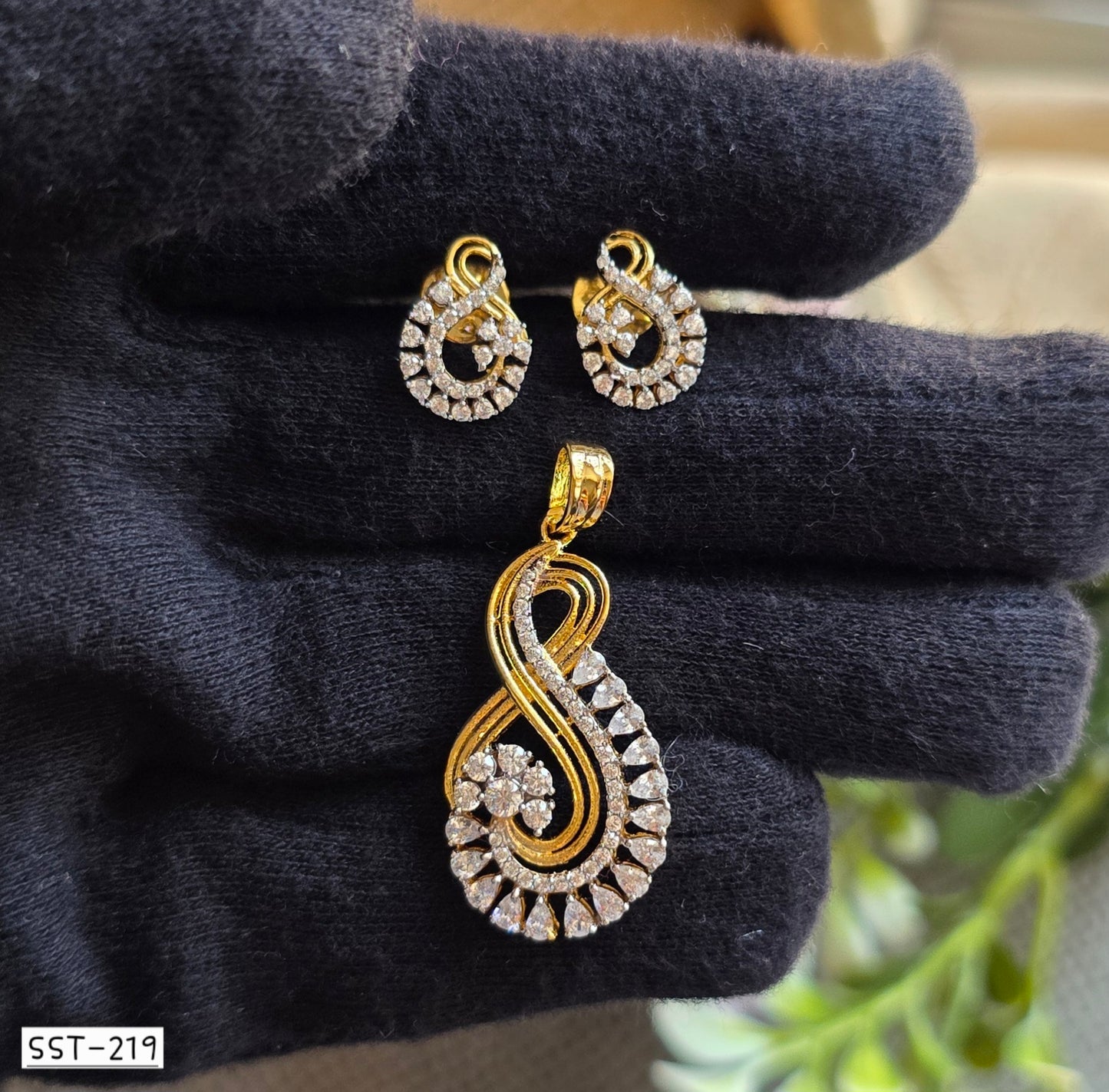 SST 219 | INFINITY DESIGNED PENDANT AND EARRING SET