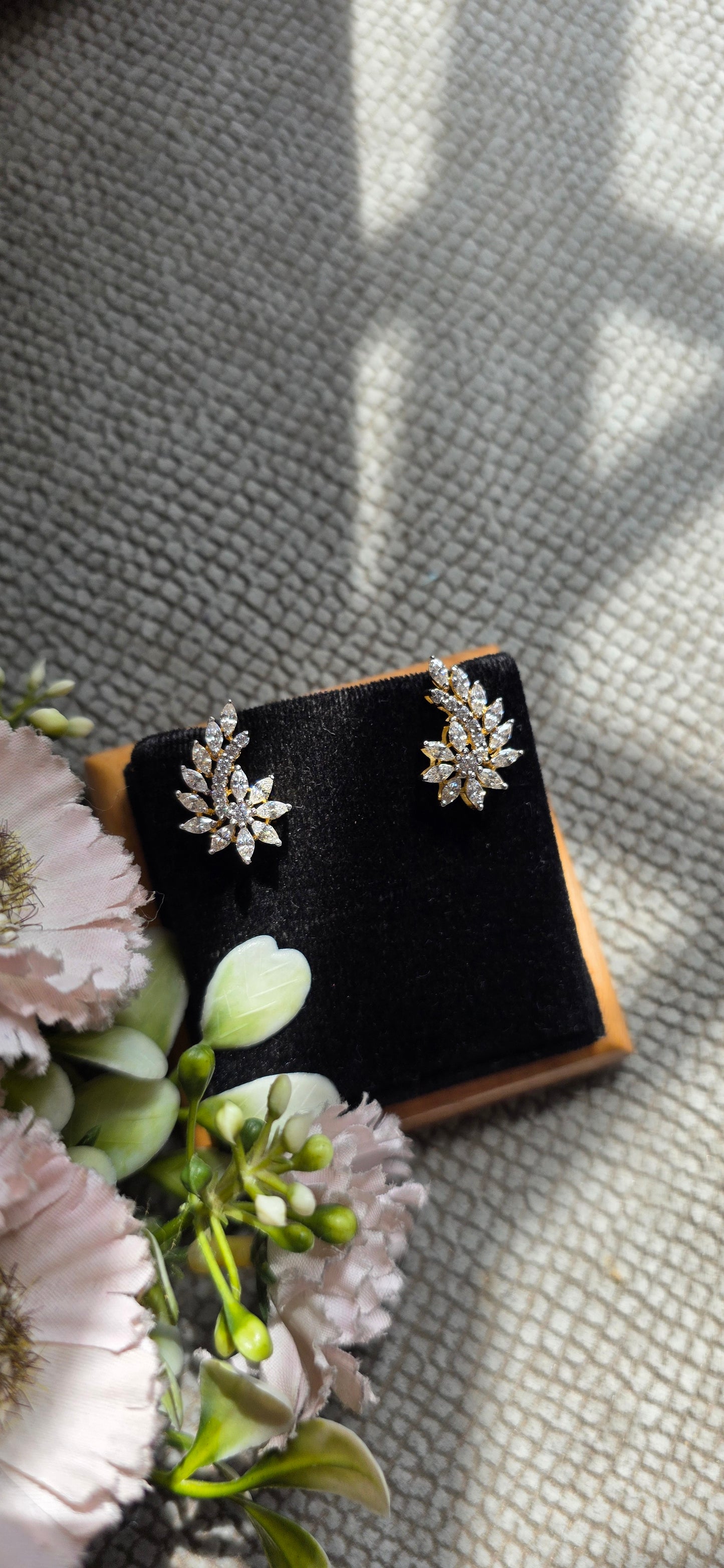 SST 555 | GRACEFUL LEAF DESIGN EARRINGS