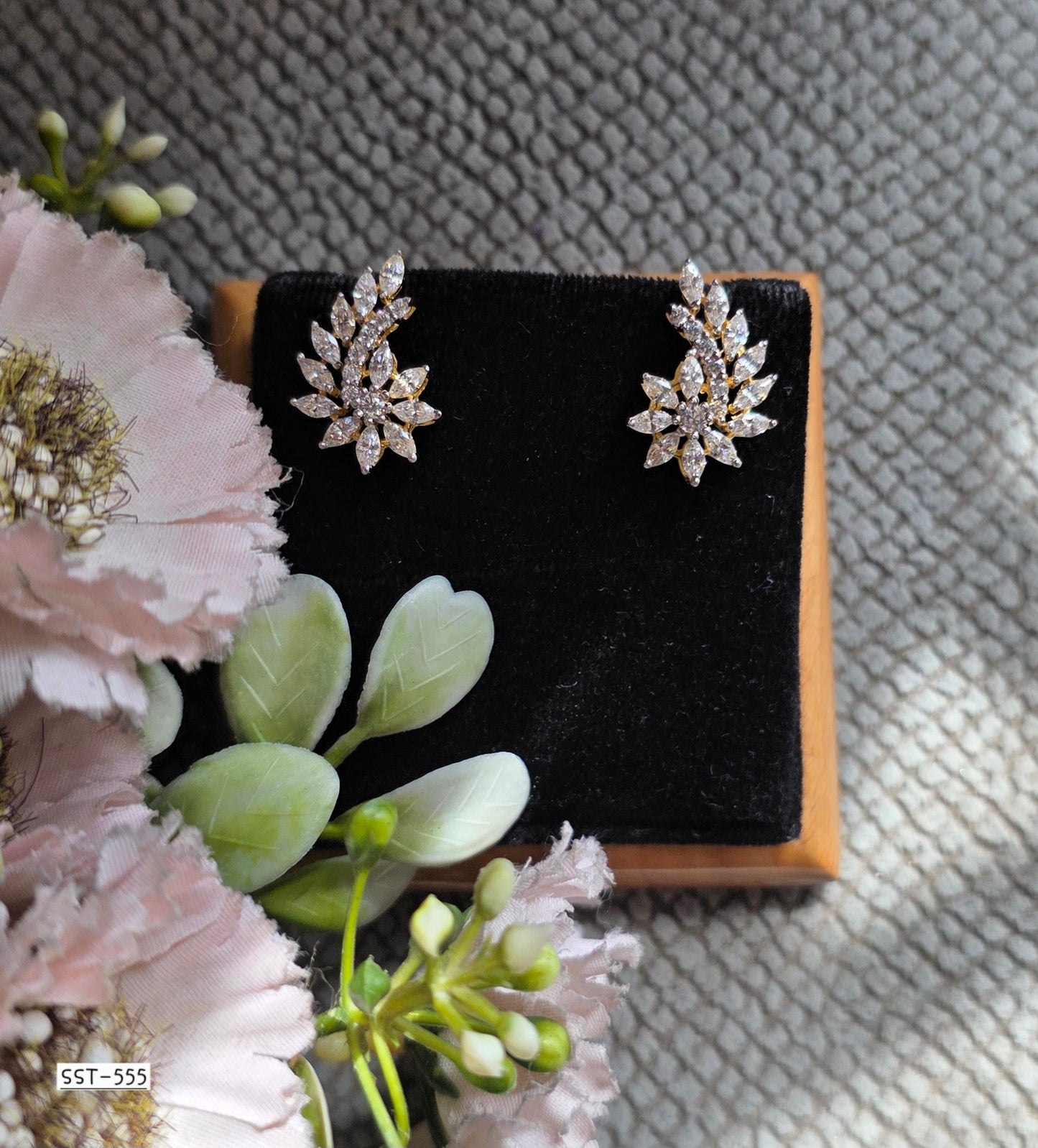 SST 555 | GRACEFUL LEAF DESIGN EARRINGS