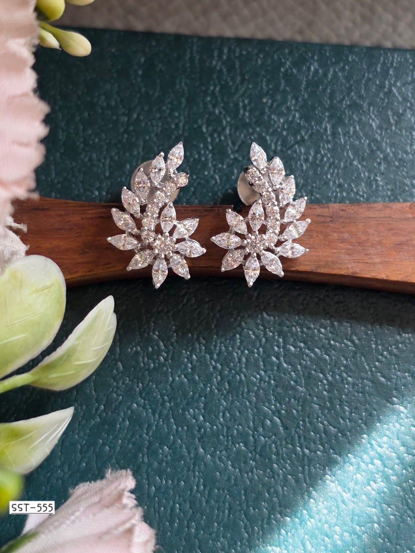SST 555 | GRACEFUL LEAF DESIGN EARRINGS