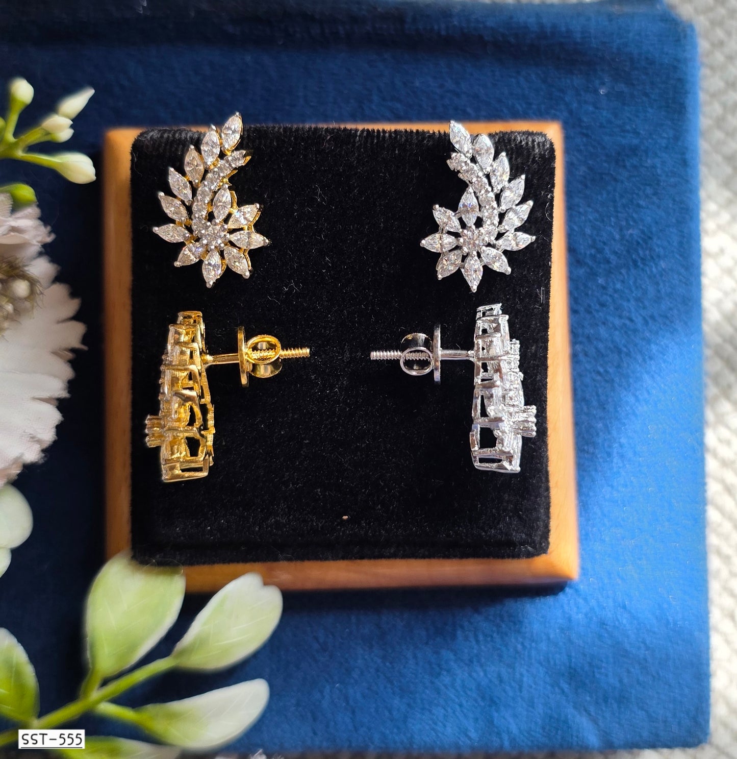 SST 555 | GRACEFUL LEAF DESIGN EARRINGS