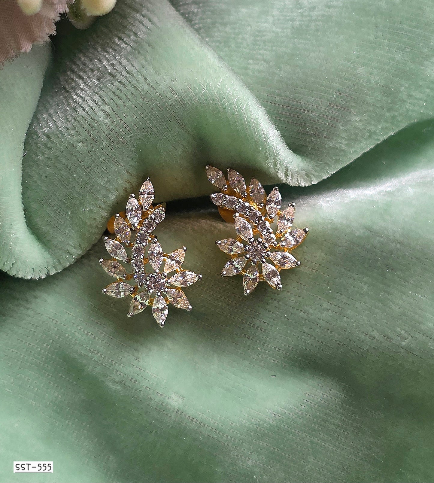 SST 555 | GRACEFUL LEAF DESIGN EARRINGS
