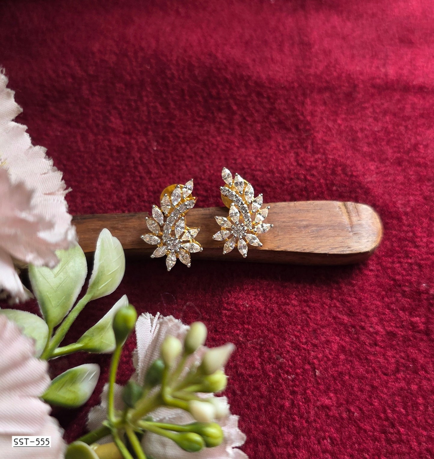 SST 555 | GRACEFUL LEAF DESIGN EARRINGS