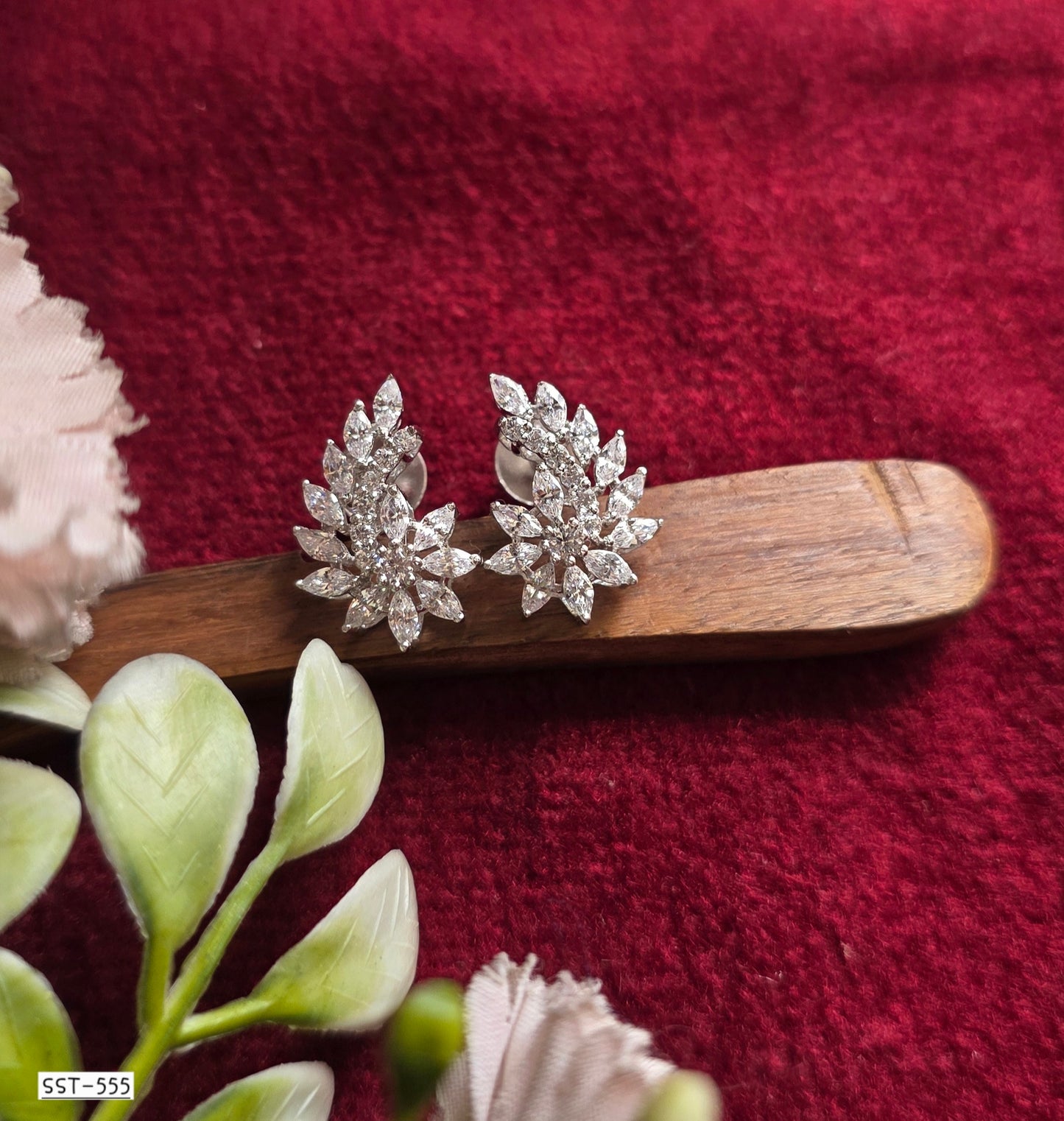 SST 555 | GRACEFUL LEAF DESIGN EARRINGS