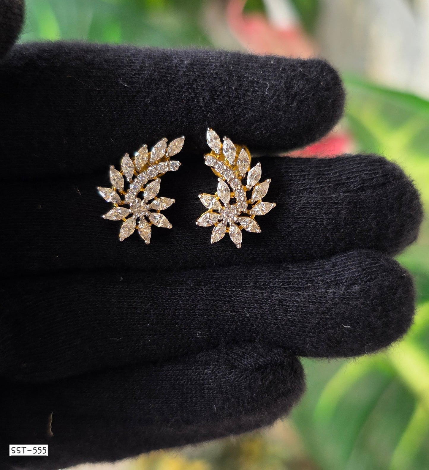 SST 555 | GRACEFUL LEAF DESIGN EARRINGS