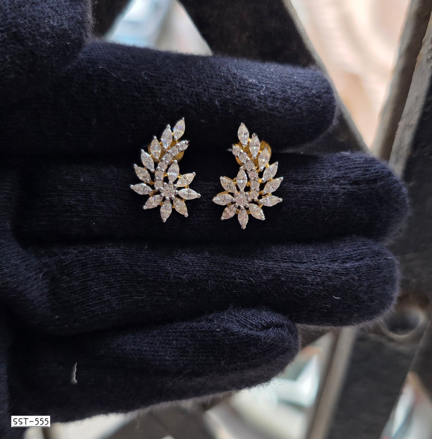 SST 555 | GRACEFUL LEAF DESIGN EARRINGS