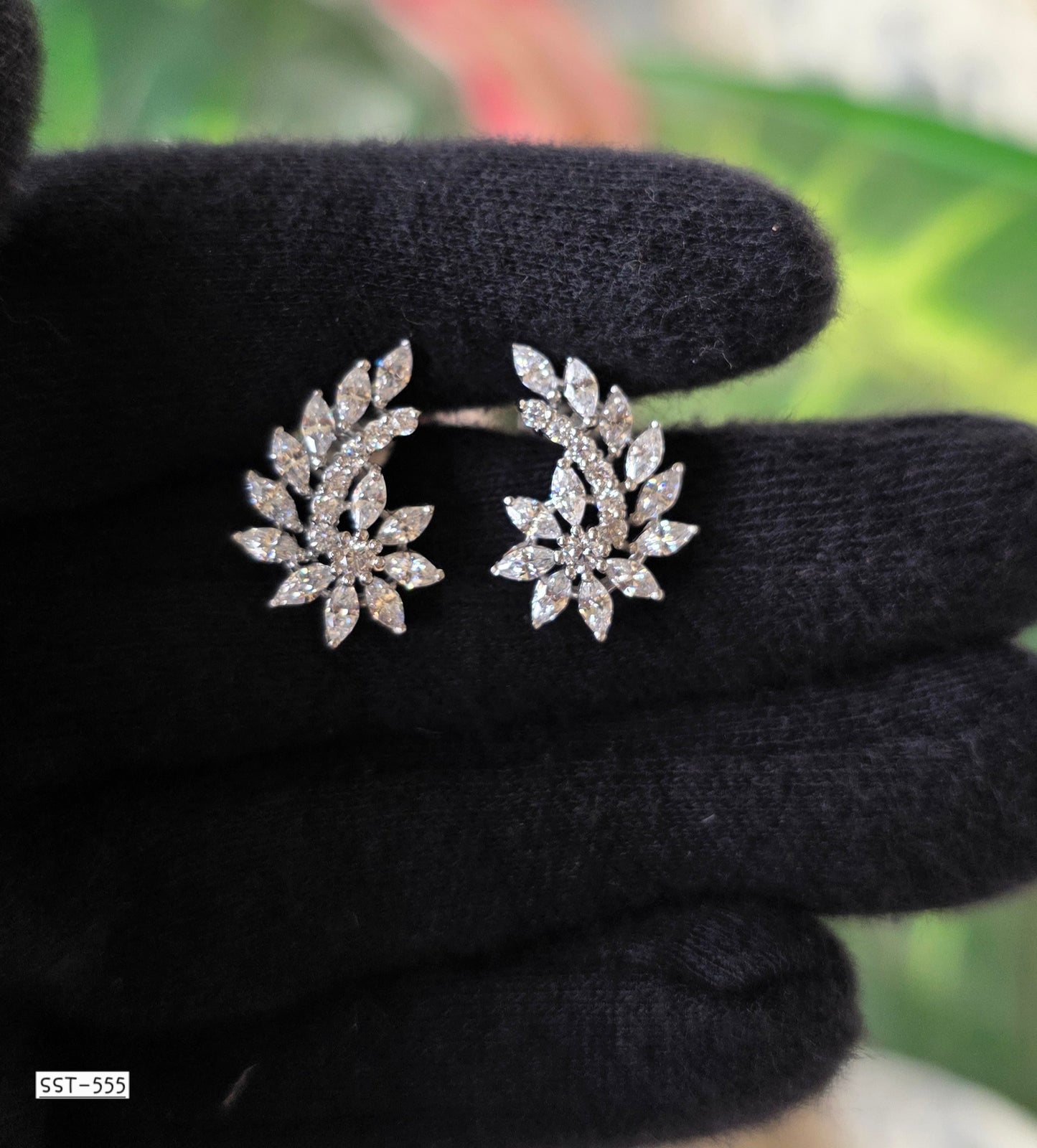 SST 555 | GRACEFUL LEAF DESIGN EARRINGS
