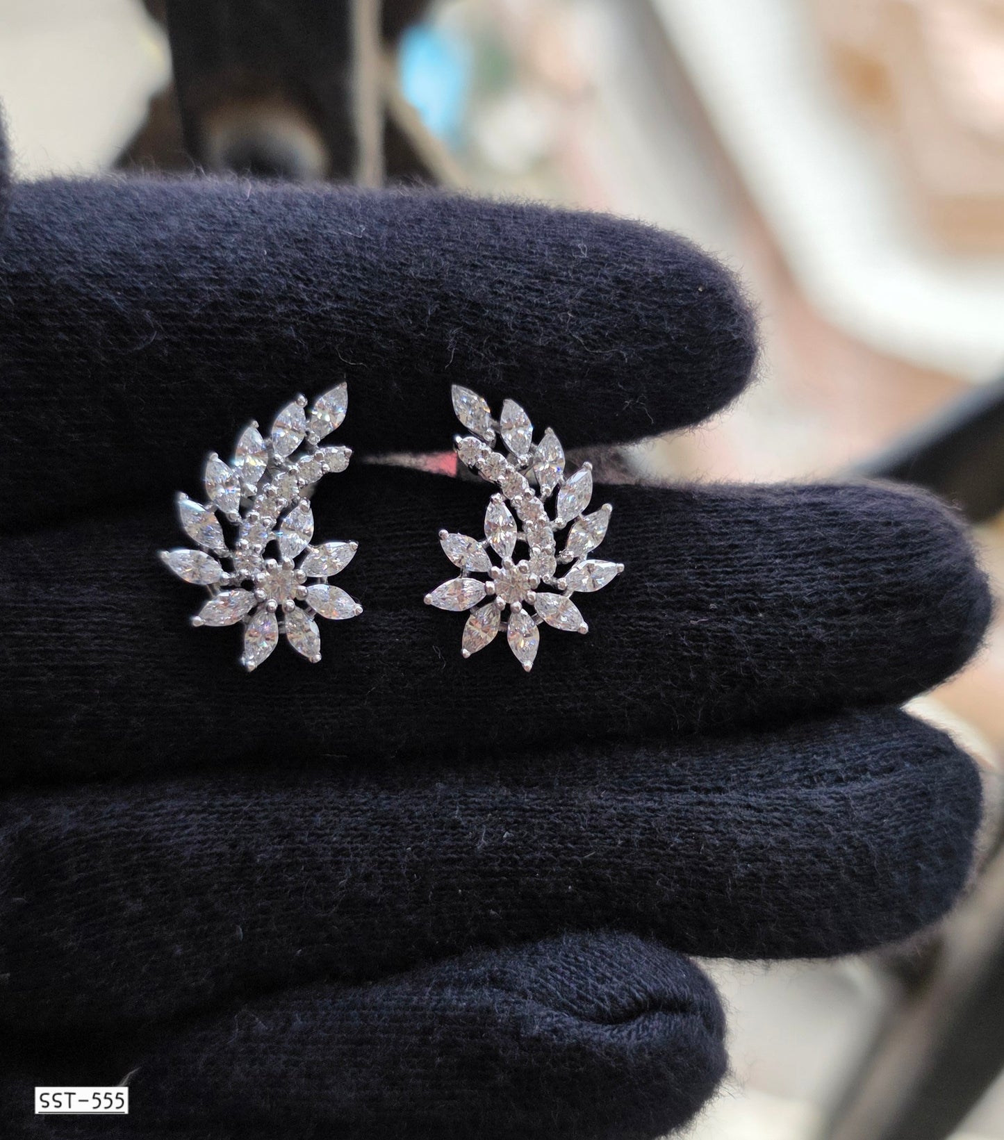 SST 555 | GRACEFUL LEAF DESIGN EARRINGS