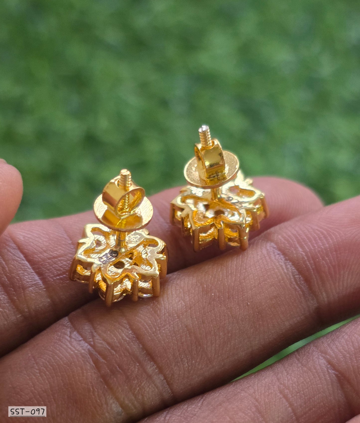 SST 097 | SPARKLING FLOWER EARRINGS