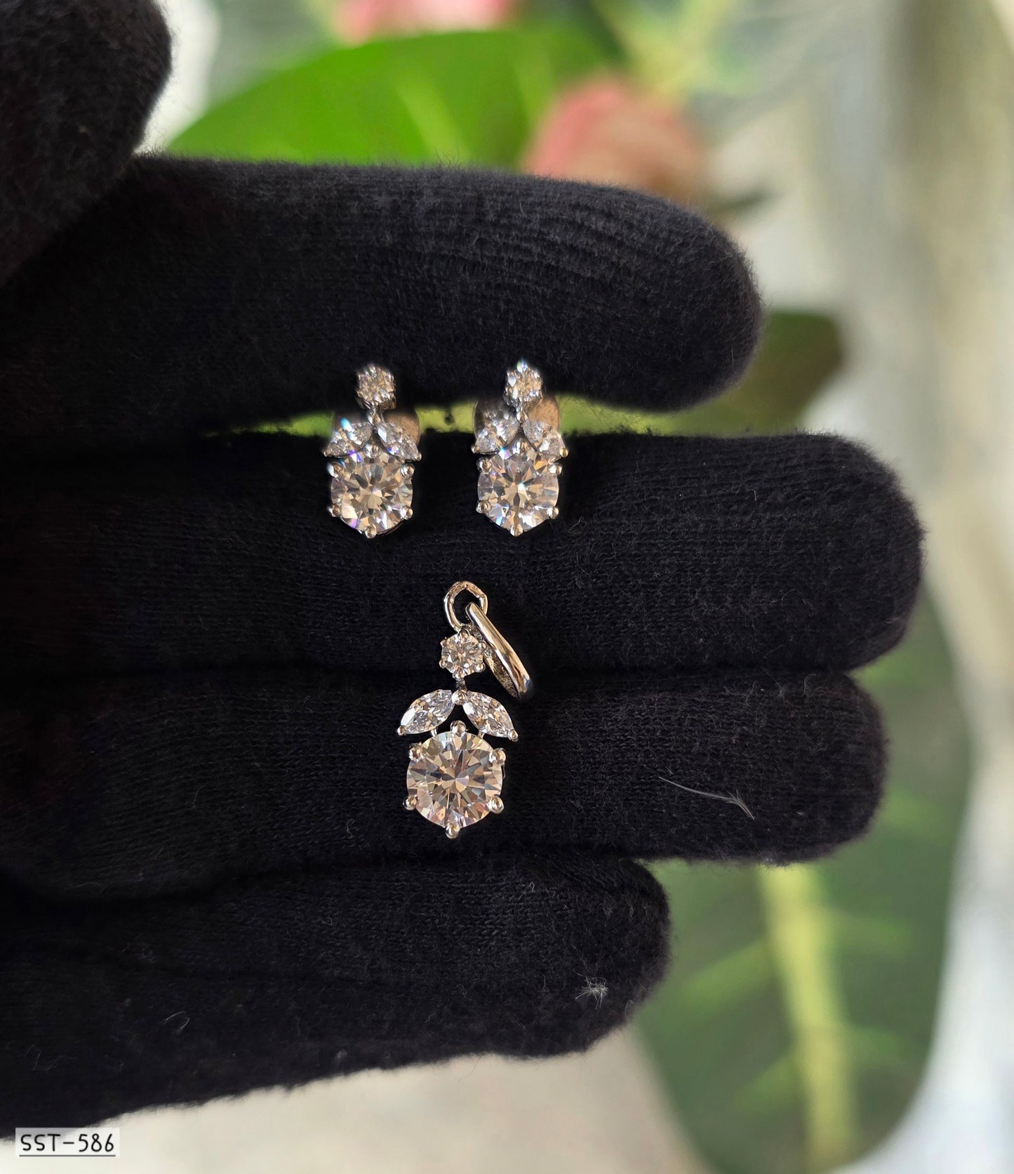 SST 586 | RADIANT CRYSTAL FLORAL PENDANT AND EARRING SET