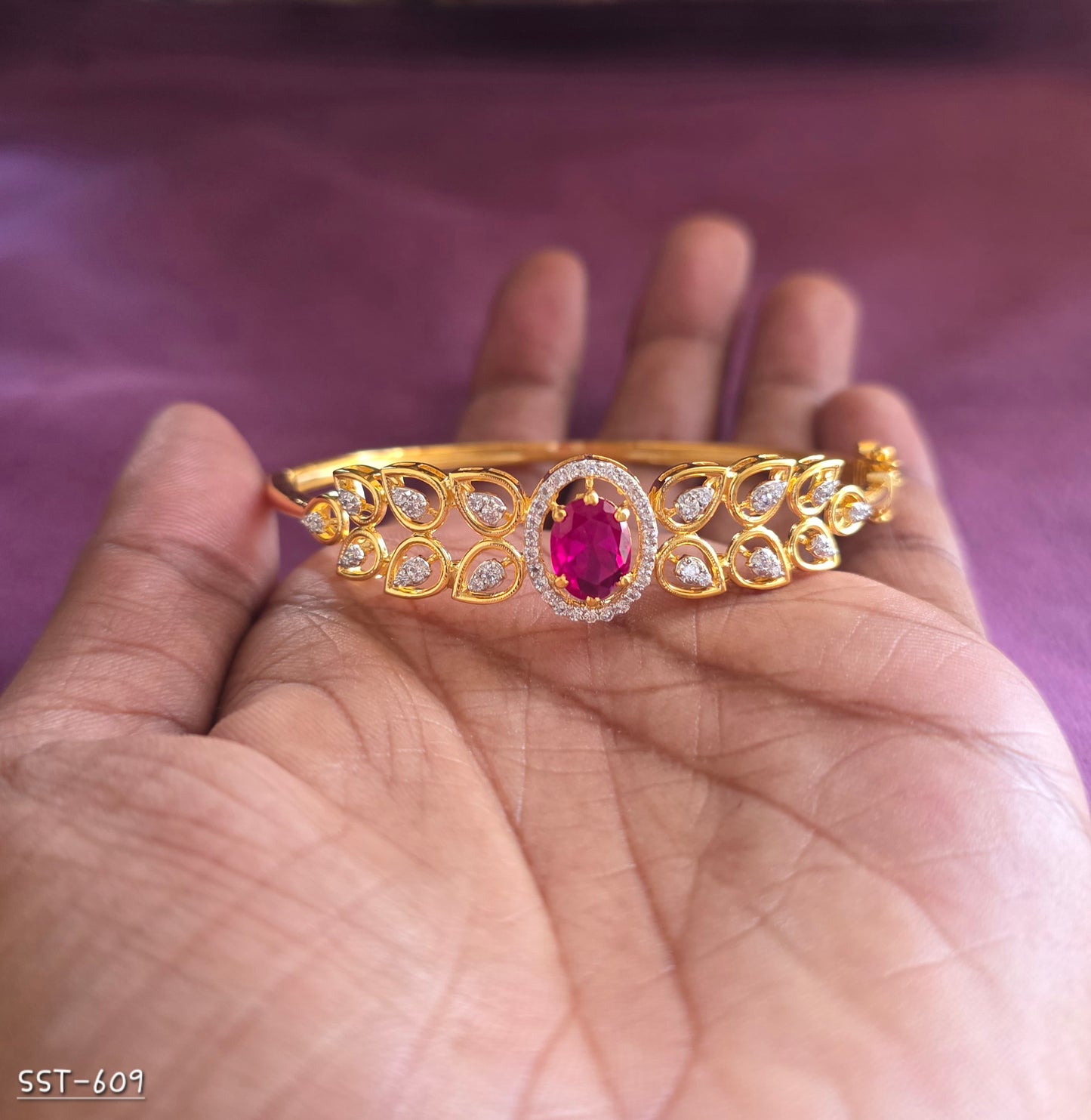 SST 609 | EMERALD HALO LEAF MOTIF STATEMENT BRACELET