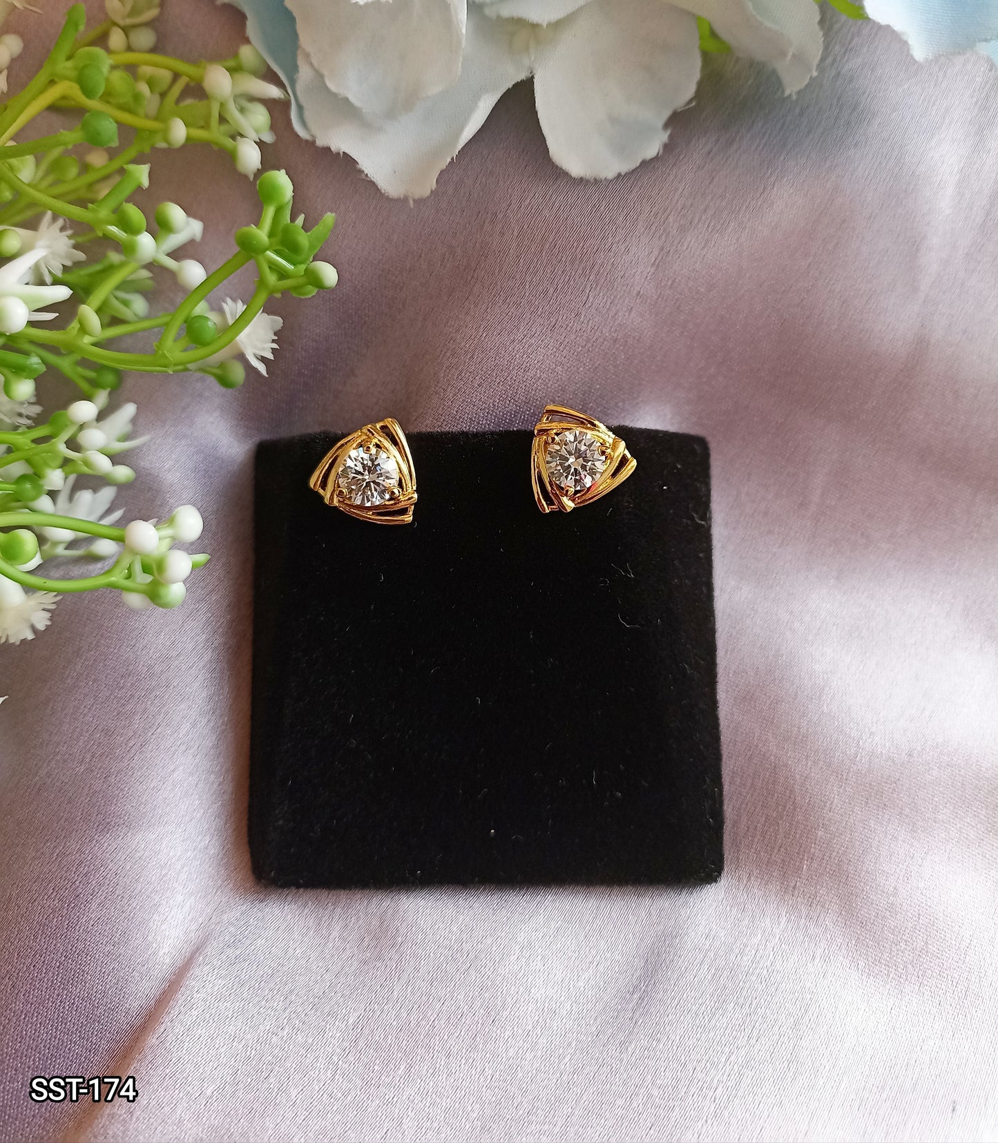 SST 174 | TRIANGLE SOLITAIRE DIAMOND STUD
