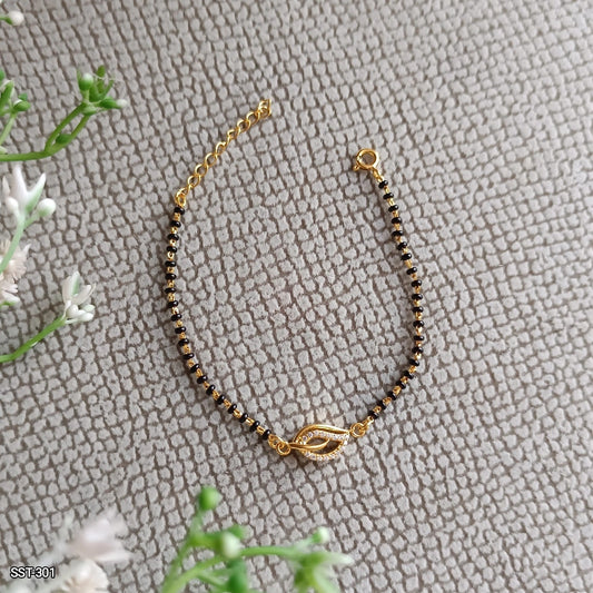 SST 301 | SPARKLING CLASP HAND MANGALSUTRA