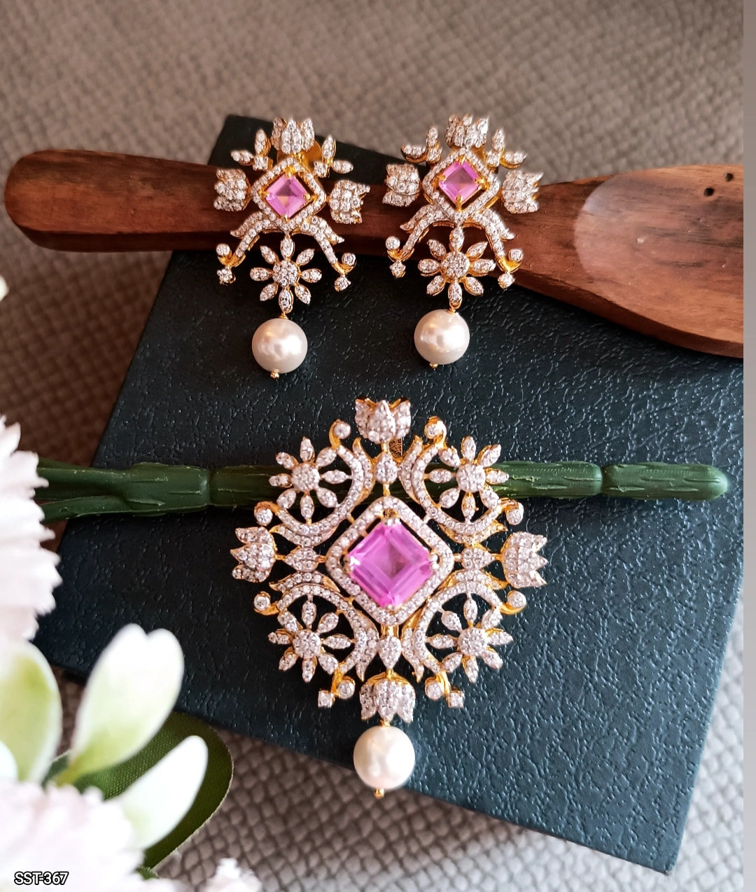 SST 367 | ELEGANT STONE AND PEARL PENDENT AND EARRRINGS