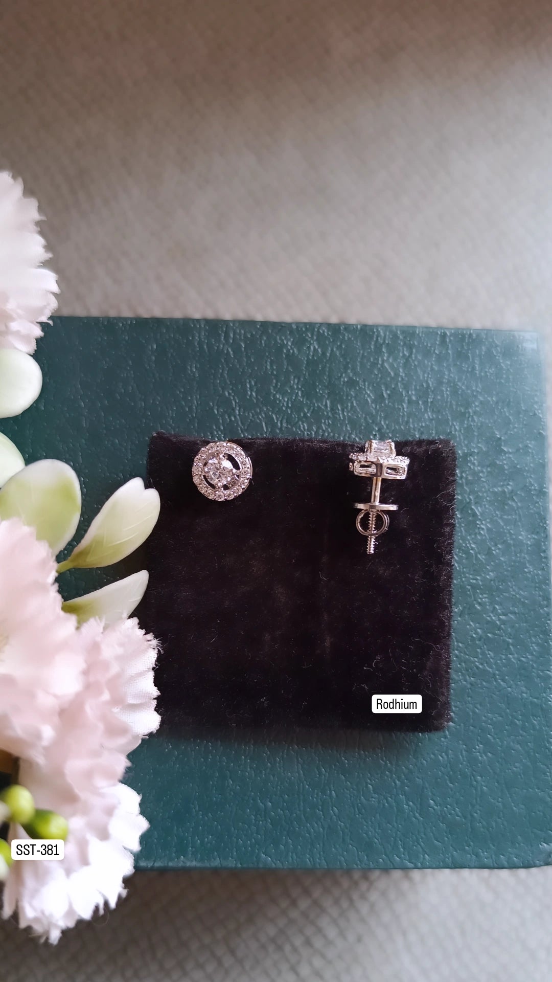 SST 381 | SPARKLING CRYSTAL STUD EARRINGS