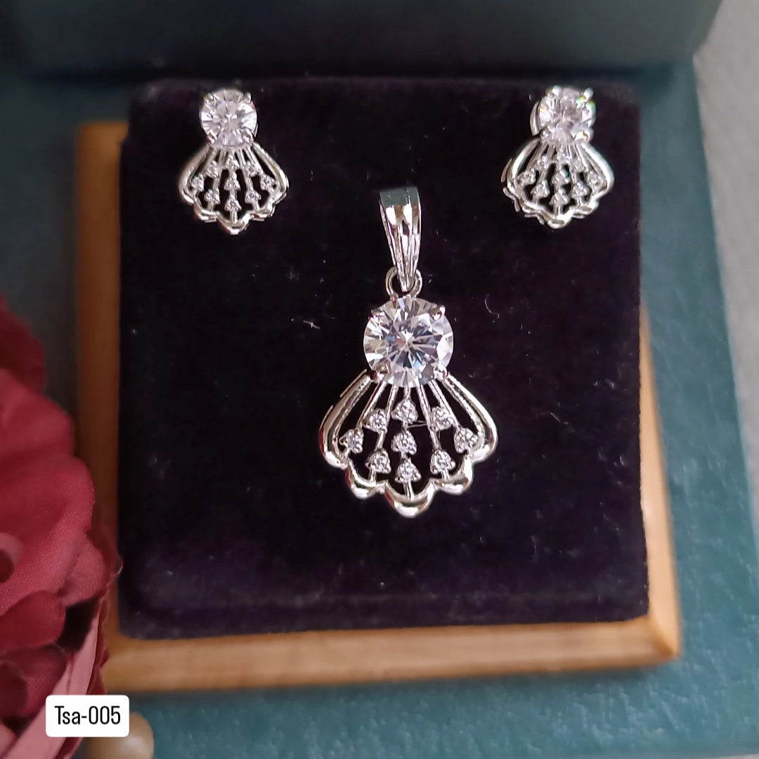 Tsa 005 | PENDANT AND EARRING SET