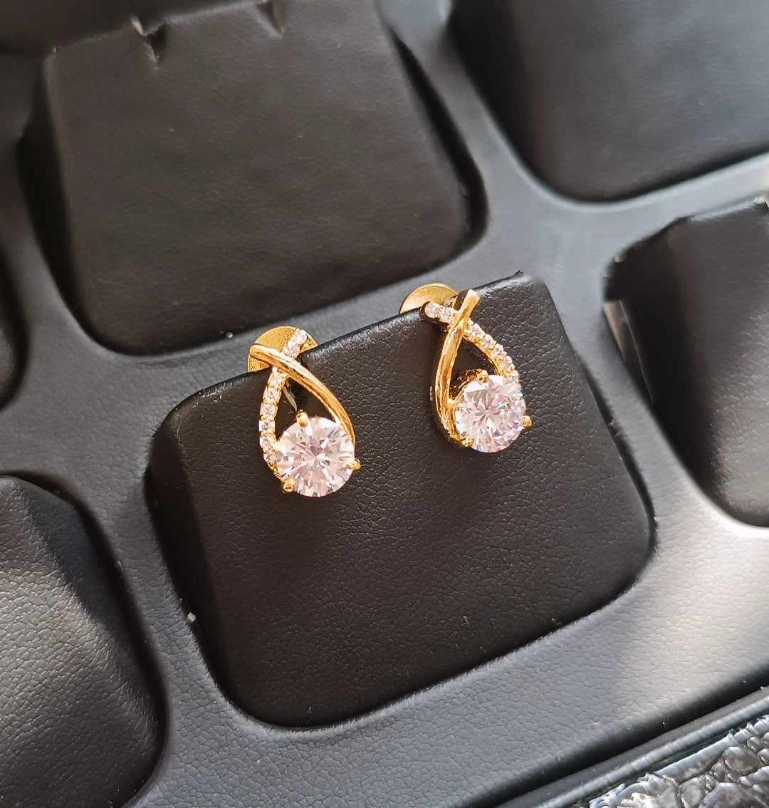 SST 266 | ARCHED DIAMOND EARRINGS