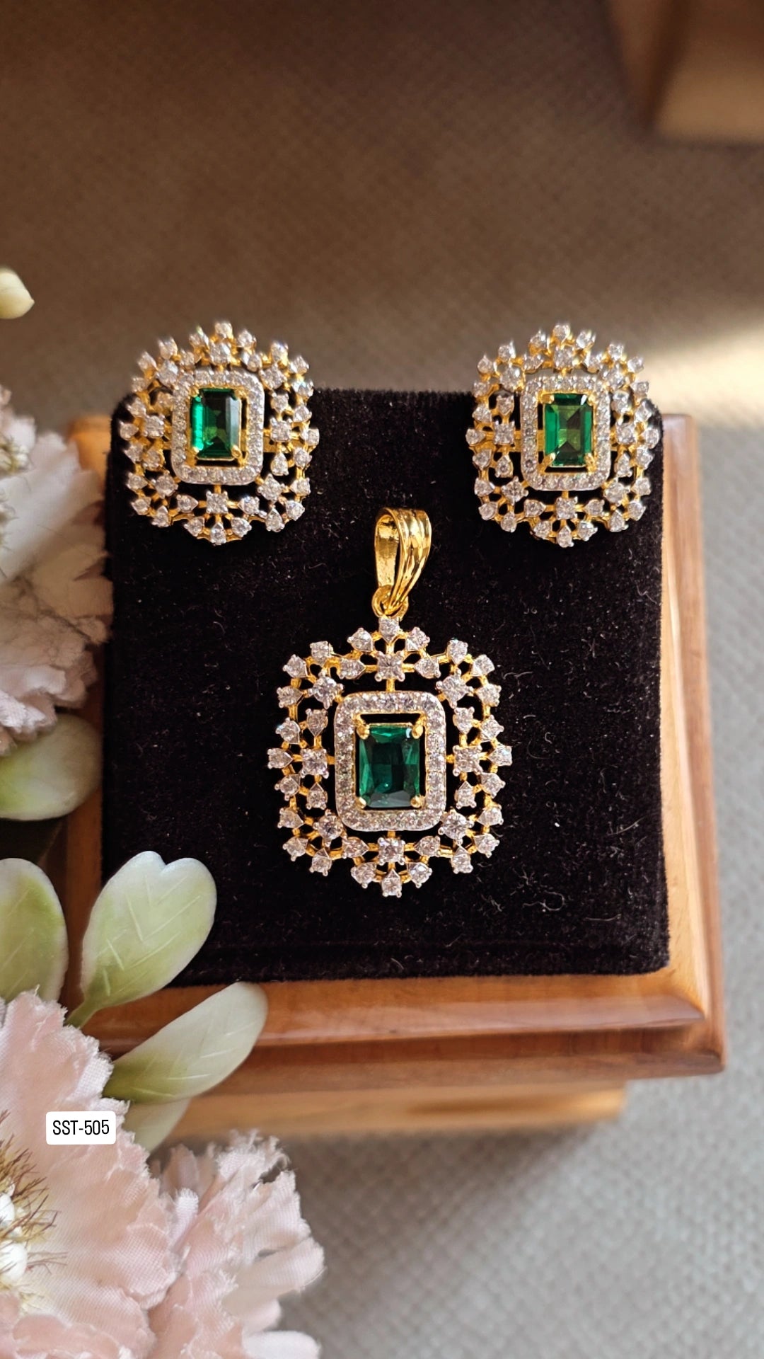 SST 505 | EMERALD DIAMOND PENDANT AND EARRINGS