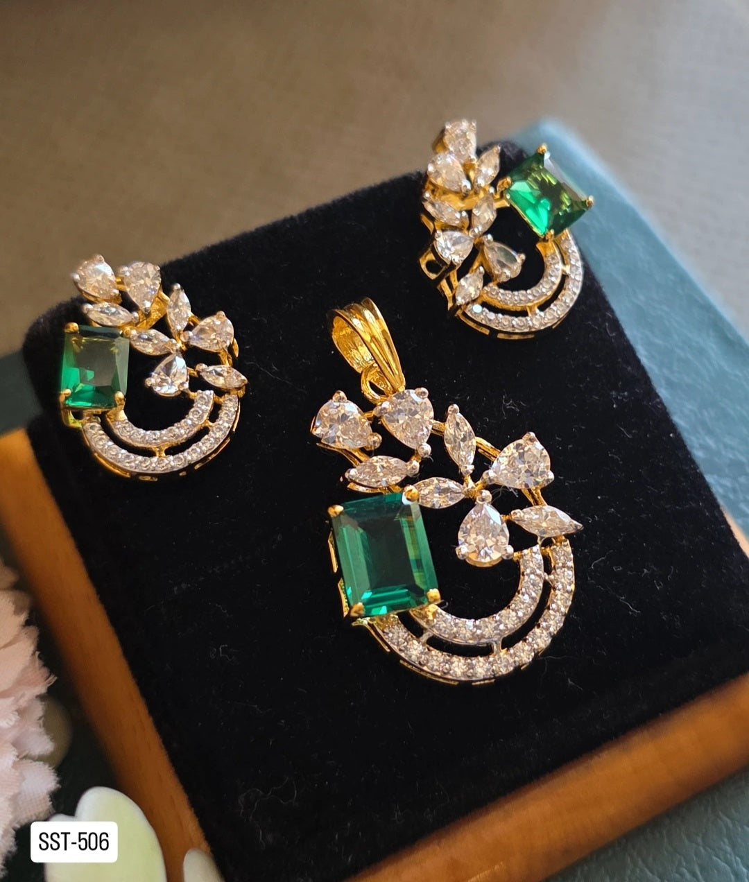 SST 506 | EMERALD AND DIAMOND FLORAL PENDANT SET