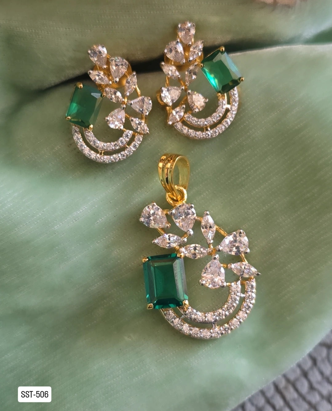 SST 506 | EMERALD AND DIAMOND FLORAL PENDANT SET