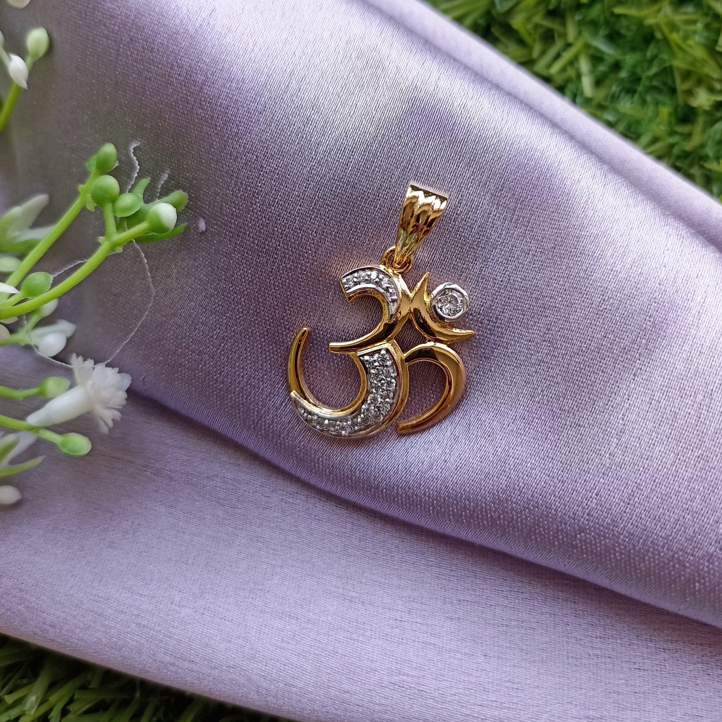 SST 159 | OM DIAMOND PENDANT