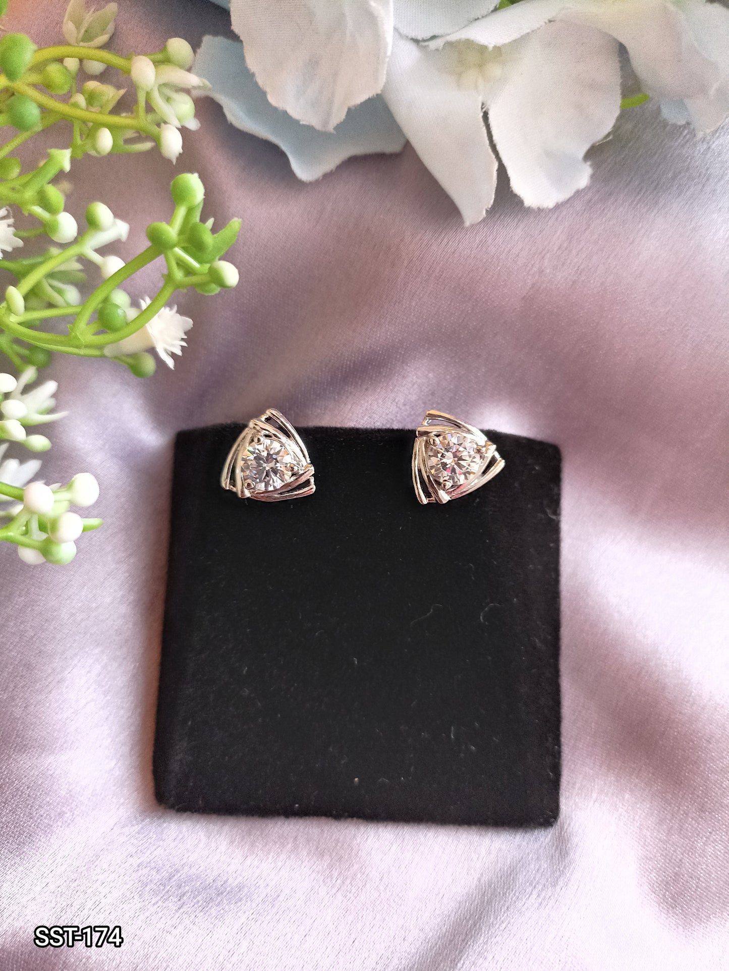 SST 174 | TRIANGLE SOLITAIRE DIAMOND STUD