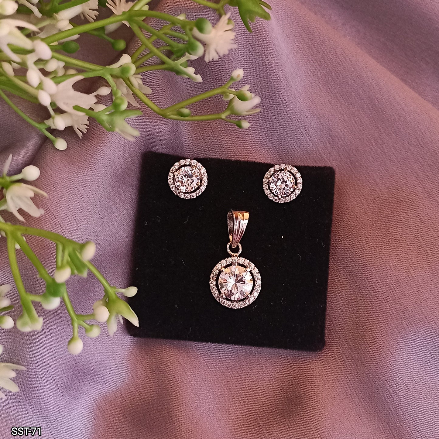 SST 071 | ROUND HALO DIAMOND PENDANT & EARRINGS SET