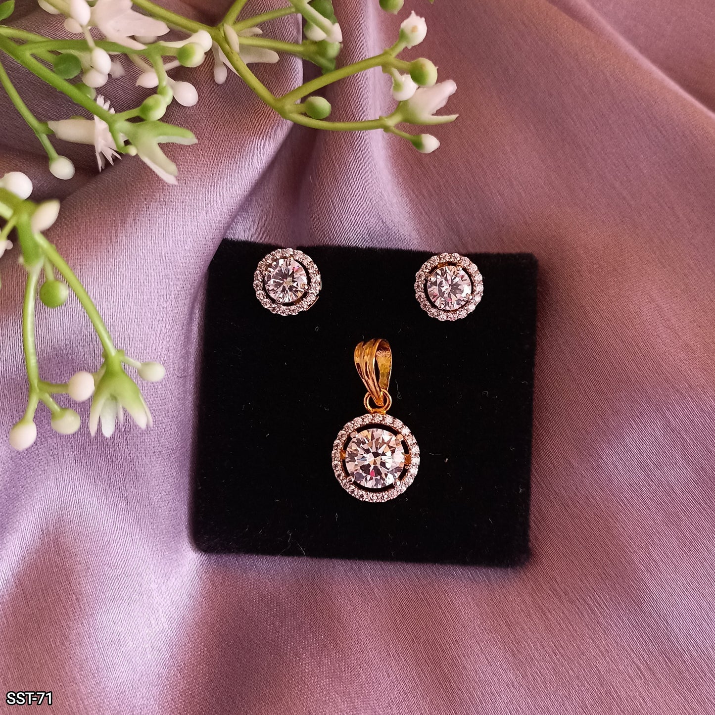 SST 071 | ROUND HALO DIAMOND PENDANT & EARRINGS SET