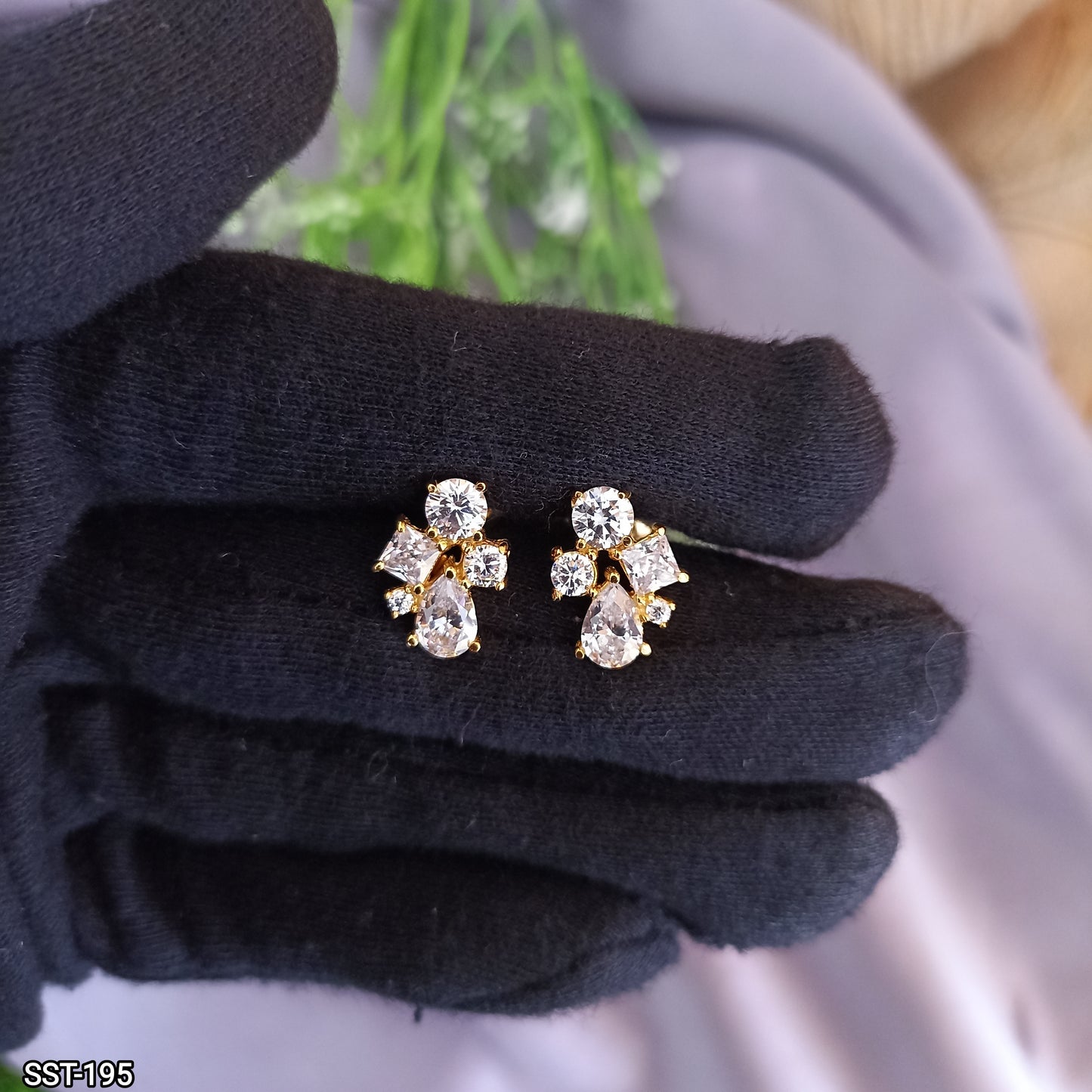 SST 195 | CLUSTER DIAMOND STUD EARRING