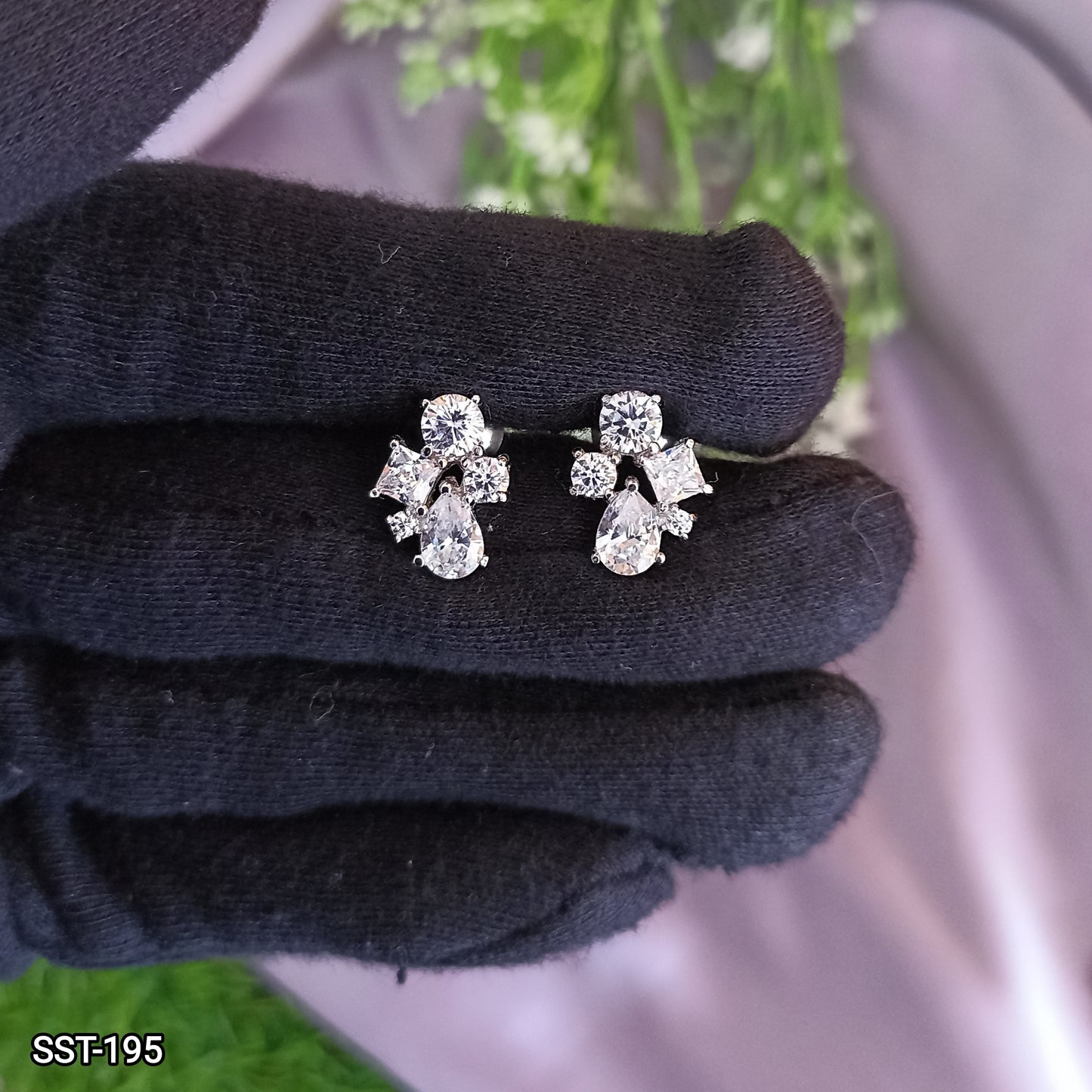 SST 195 | CLUSTER DIAMOND STUD EARRING