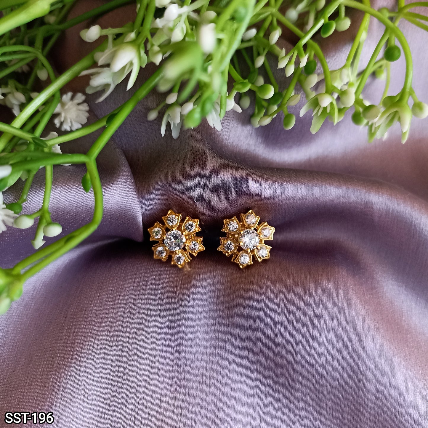 SST 196 | FLOWER STUD EARRING WITH CUBIC ZIRCONIA DIAMOND