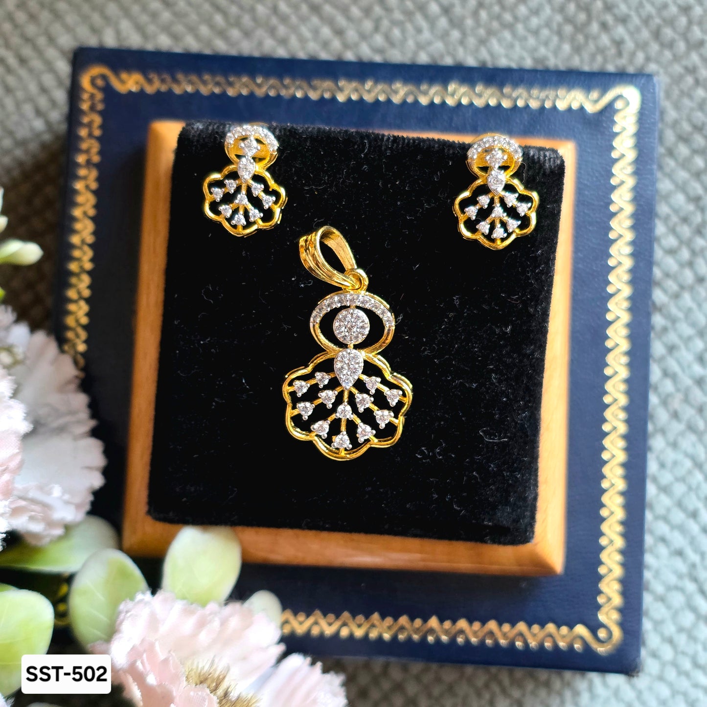 SST 502 | FLORAL PENDANT AND EARRING SET WITH SPARKLING STONES