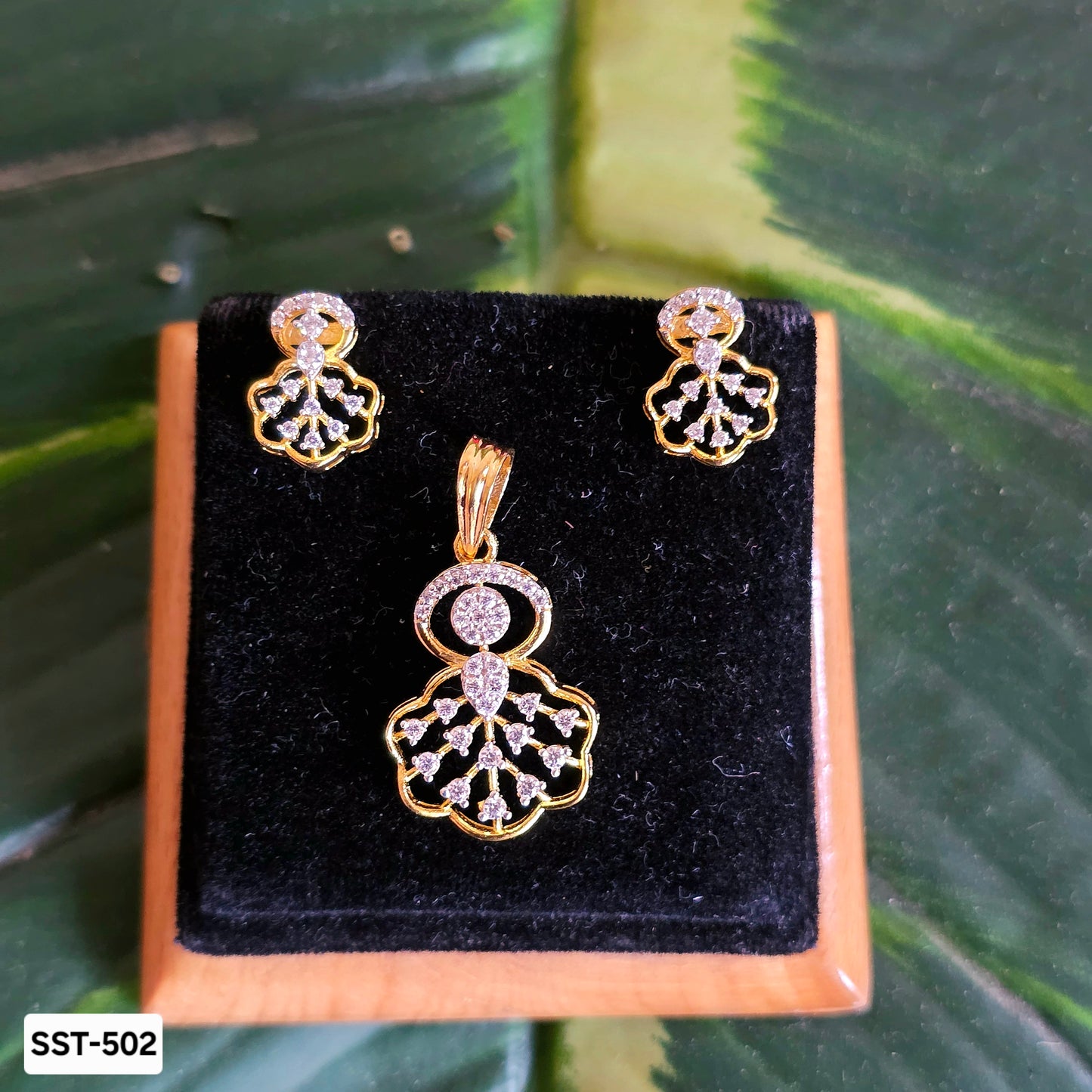 SST 502 | FLORAL PENDANT AND EARRING SET WITH SPARKLING STONES
