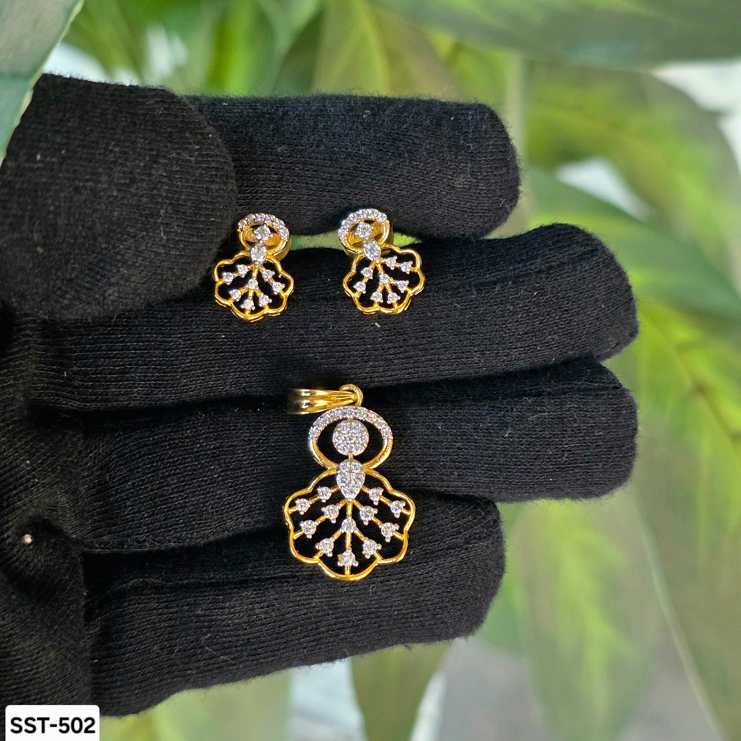 SST 502 | FLORAL PENDANT AND EARRING SET WITH SPARKLING STONES