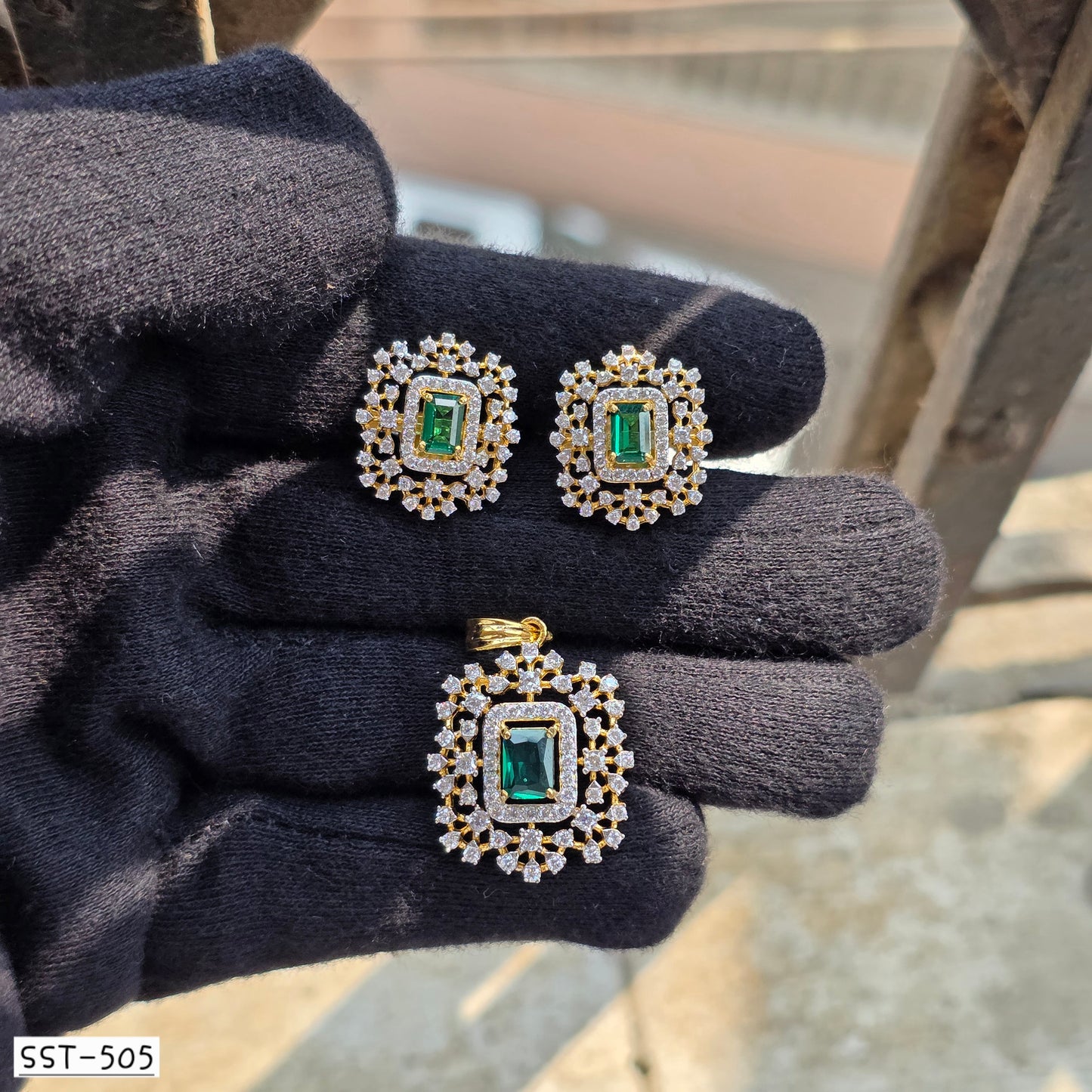 SST 505 | EMERALD DIAMOND PENDANT AND EARRINGS