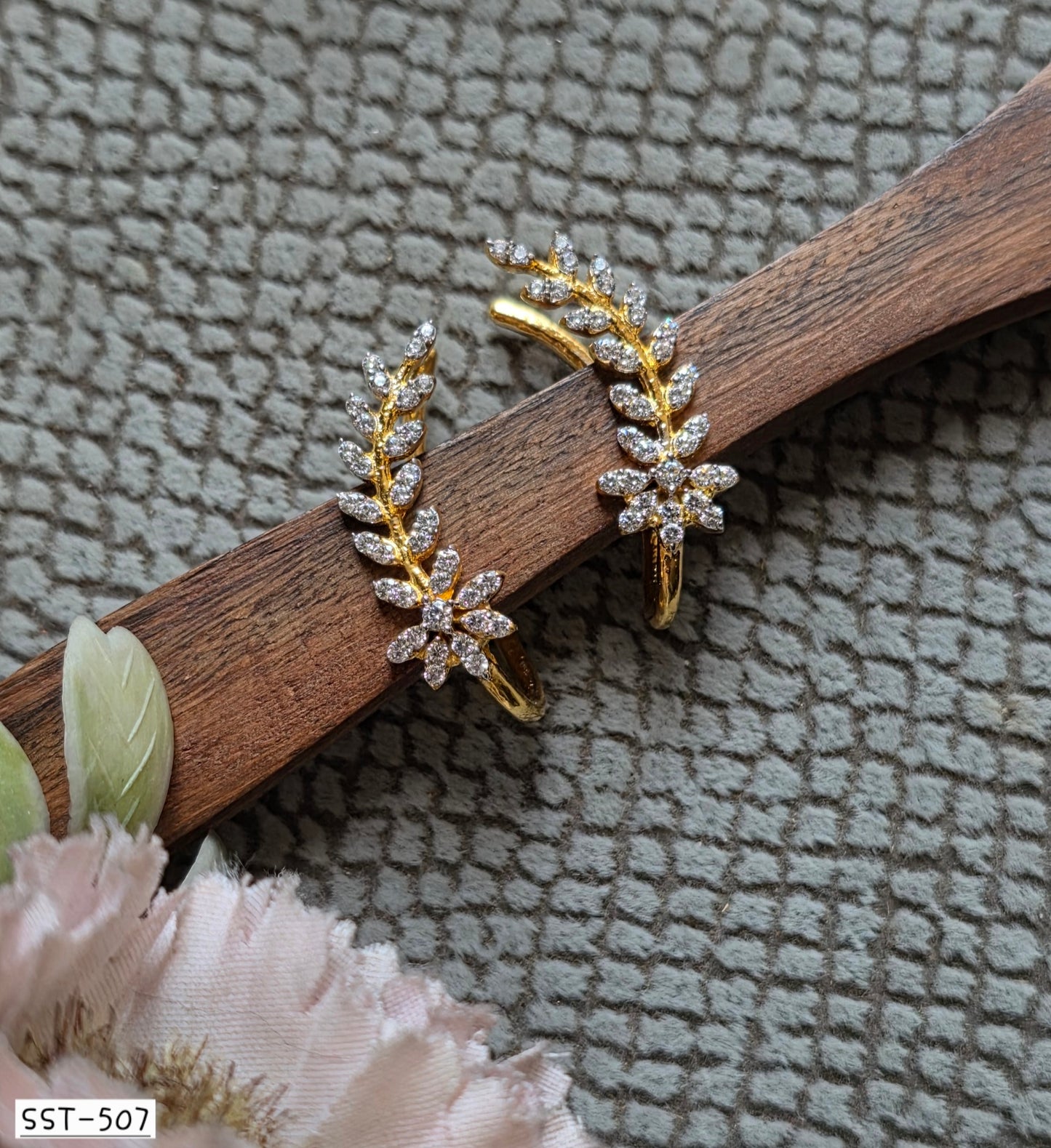 SST 507 |  RADIANT LEAF EAR CUFF
