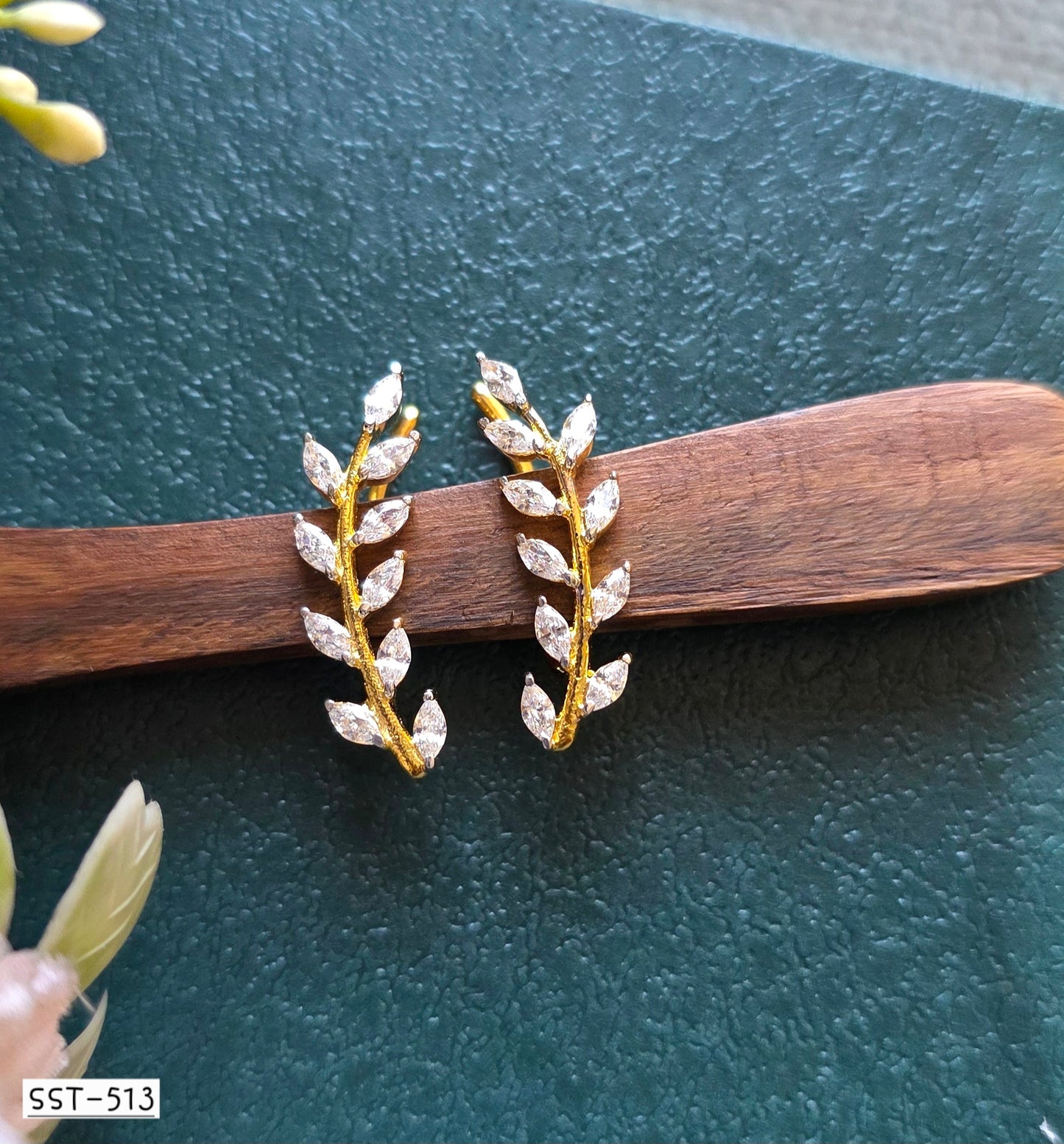 SST 513 | SHIMMERING LEAF DIAMOND EARRINGS