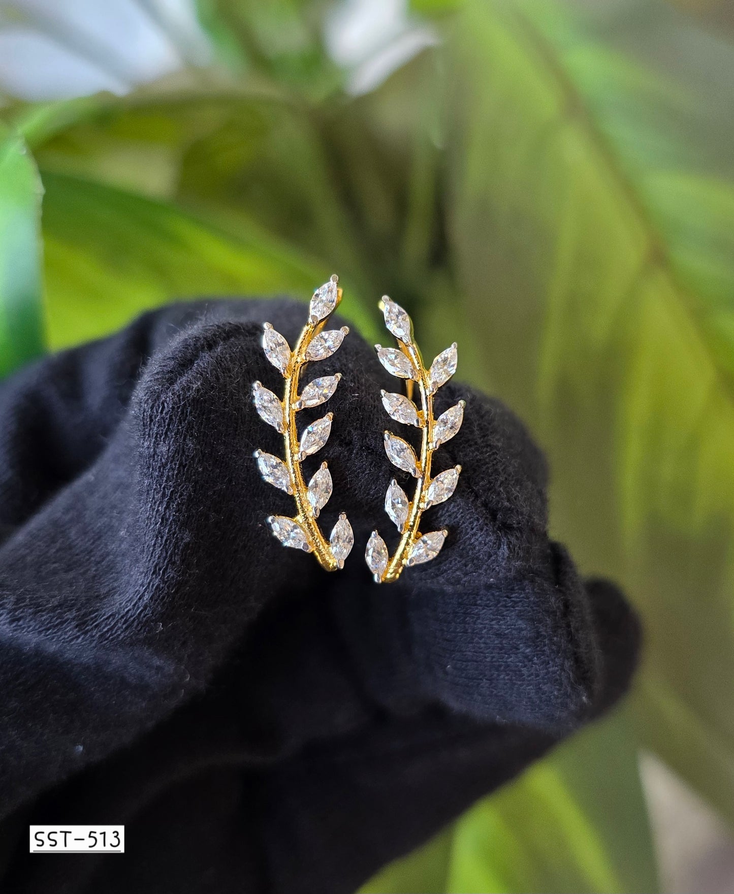 SST 513 | SHIMMERING LEAF DIAMOND EARRINGS