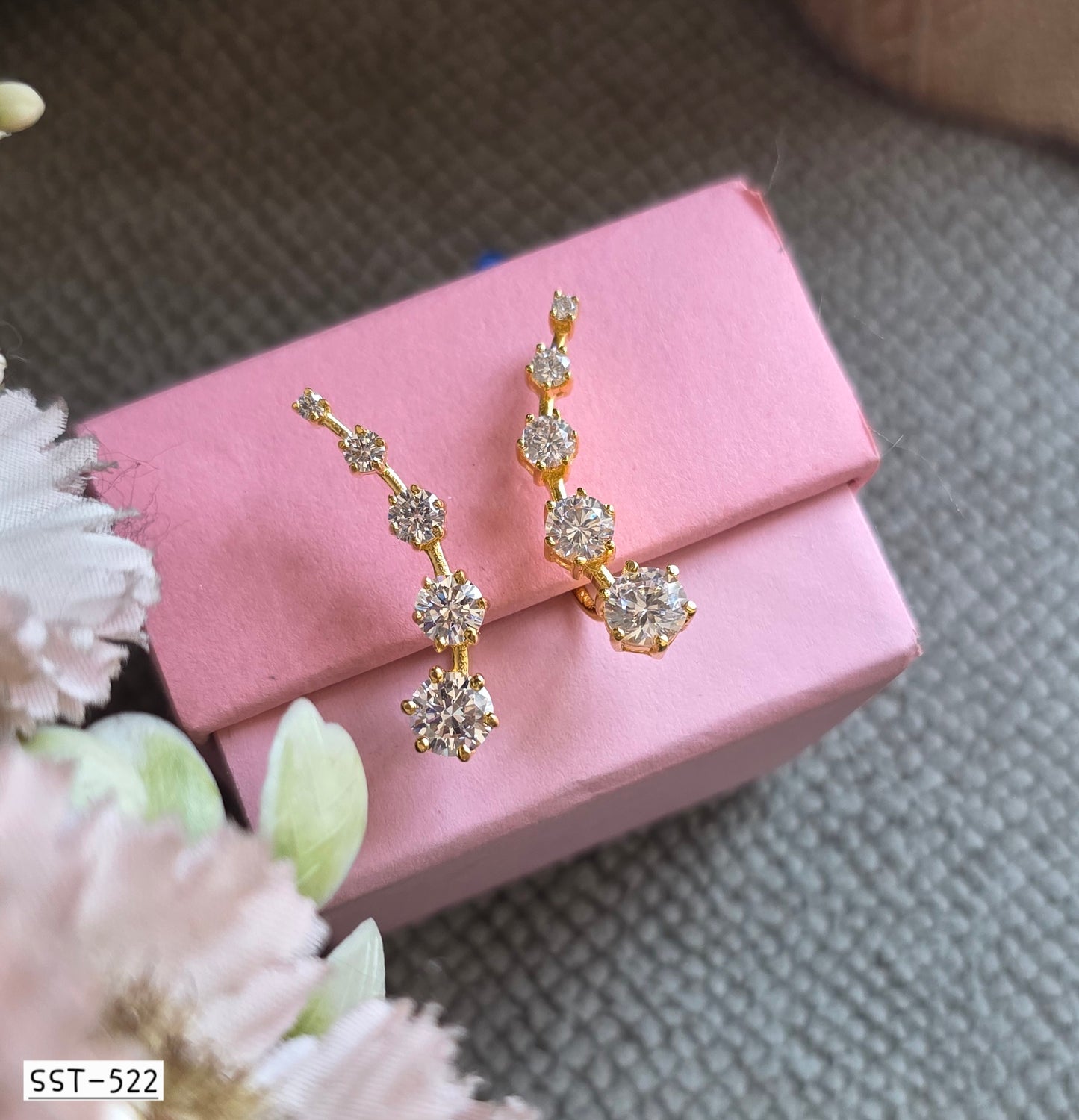 SST 522 | SPARKLING CRYSTAL EAR CUFF