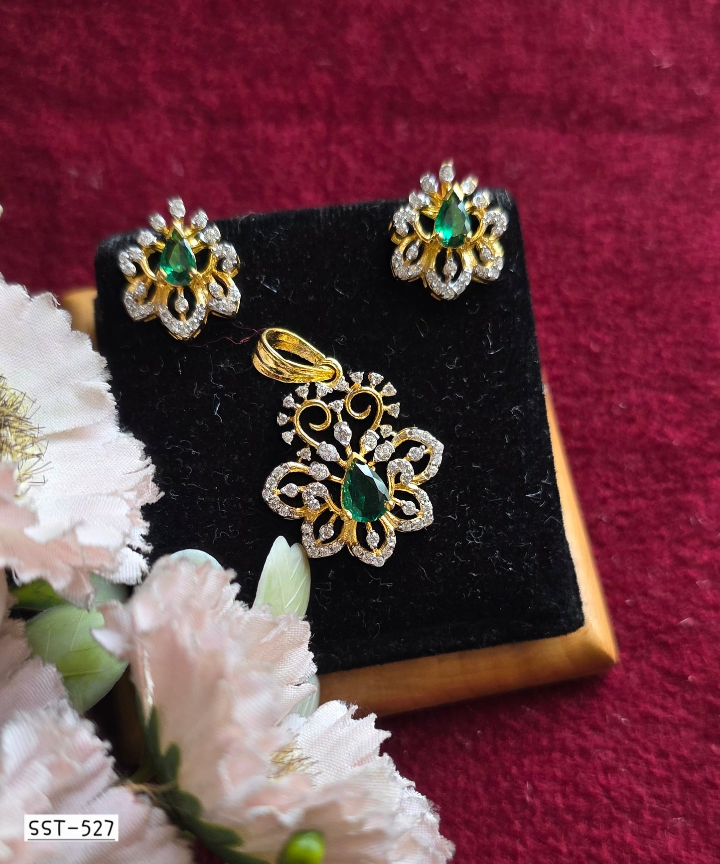 SST 527 | EMERALD RADIANCE PENDANT AND EARRINGS SET